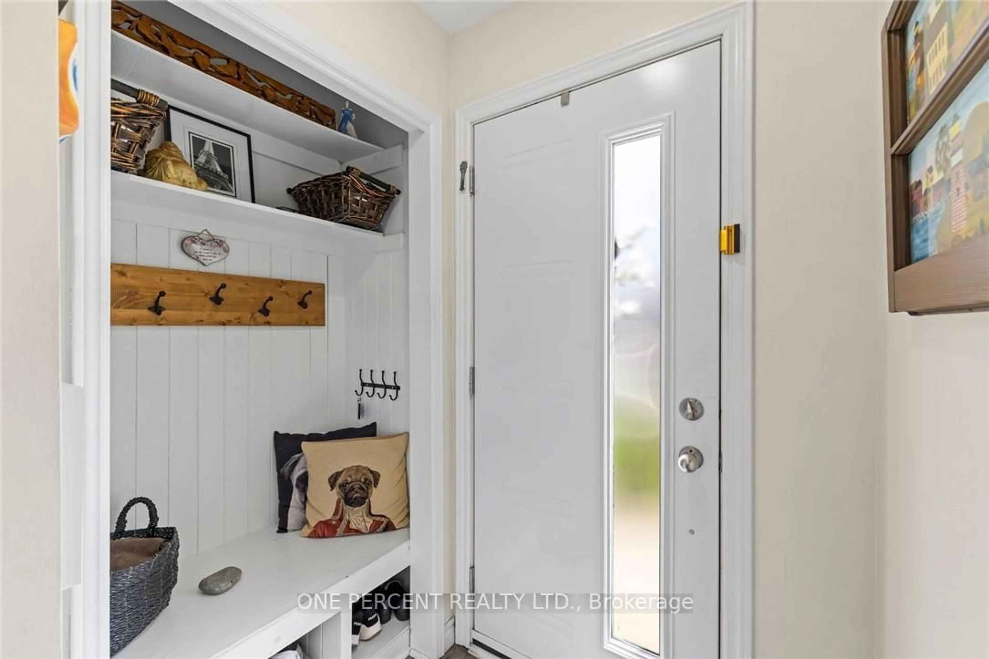 Indoor entryway for 4350 Henry Ave, Lincoln Ontario L0R 1B6