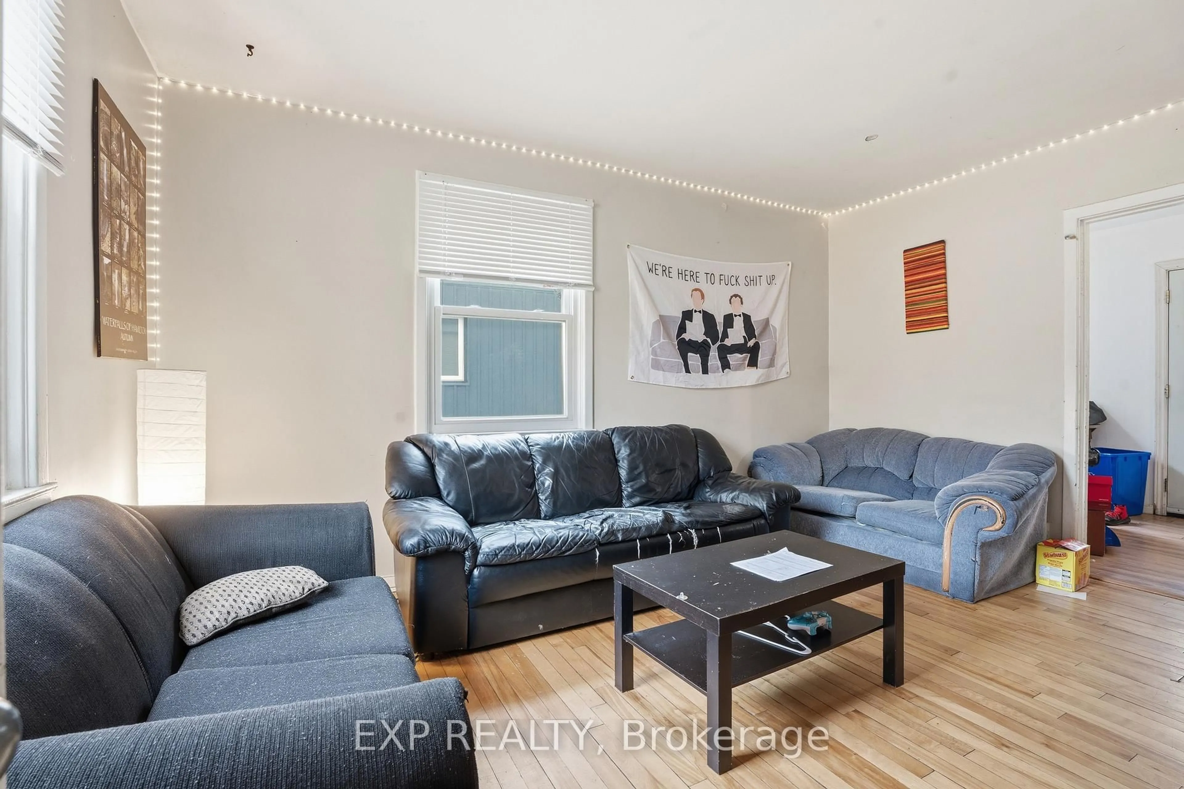 Living room with furniture, wood/laminate floor for 139 Dalewood Ave, Hamilton Ontario L8S 1Z3