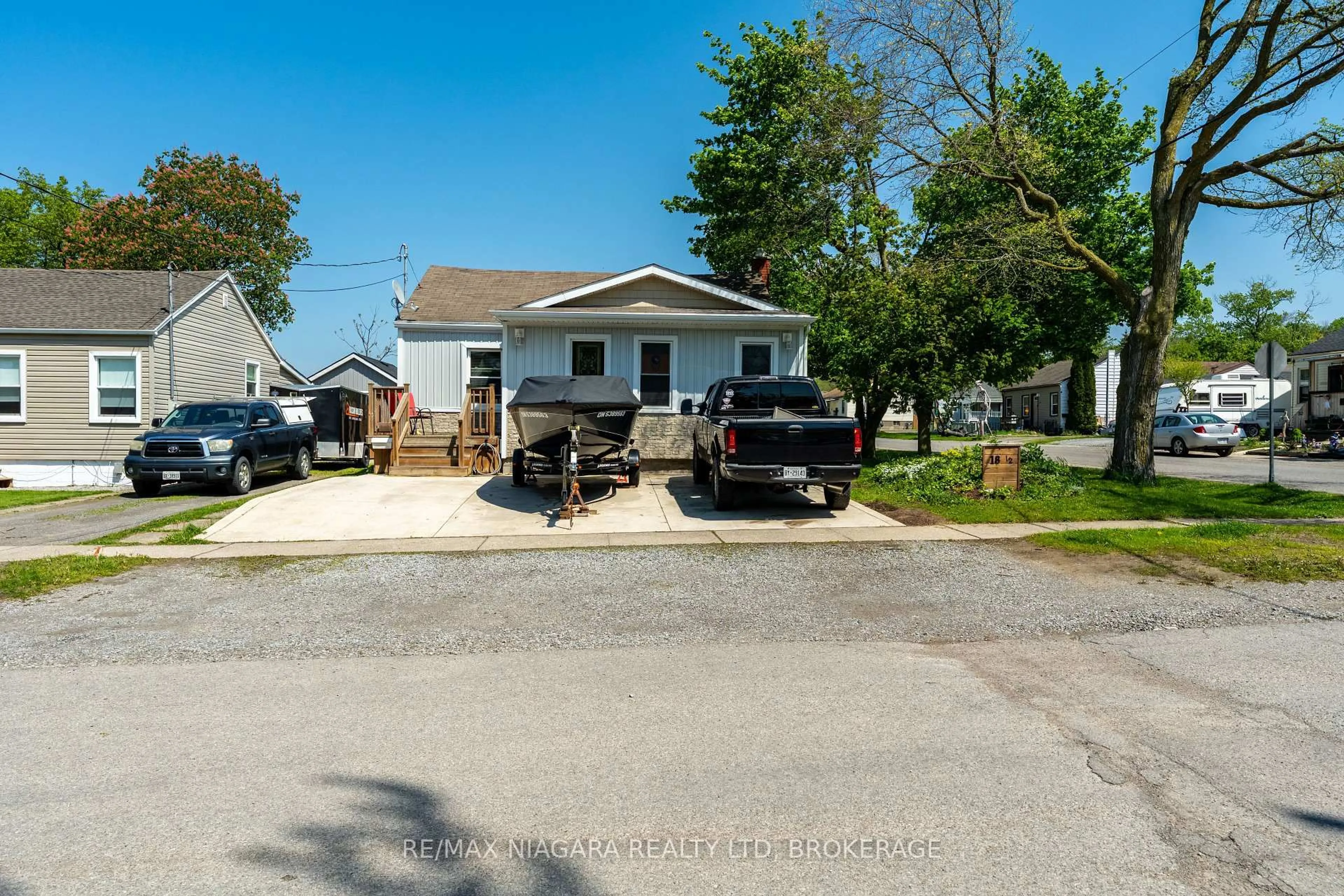 A pic from outside/outdoor area/front of a property/back of a property/a pic from drone, street for 18 1/2 Willow St, St. Catharines Ontario L2T 1N4