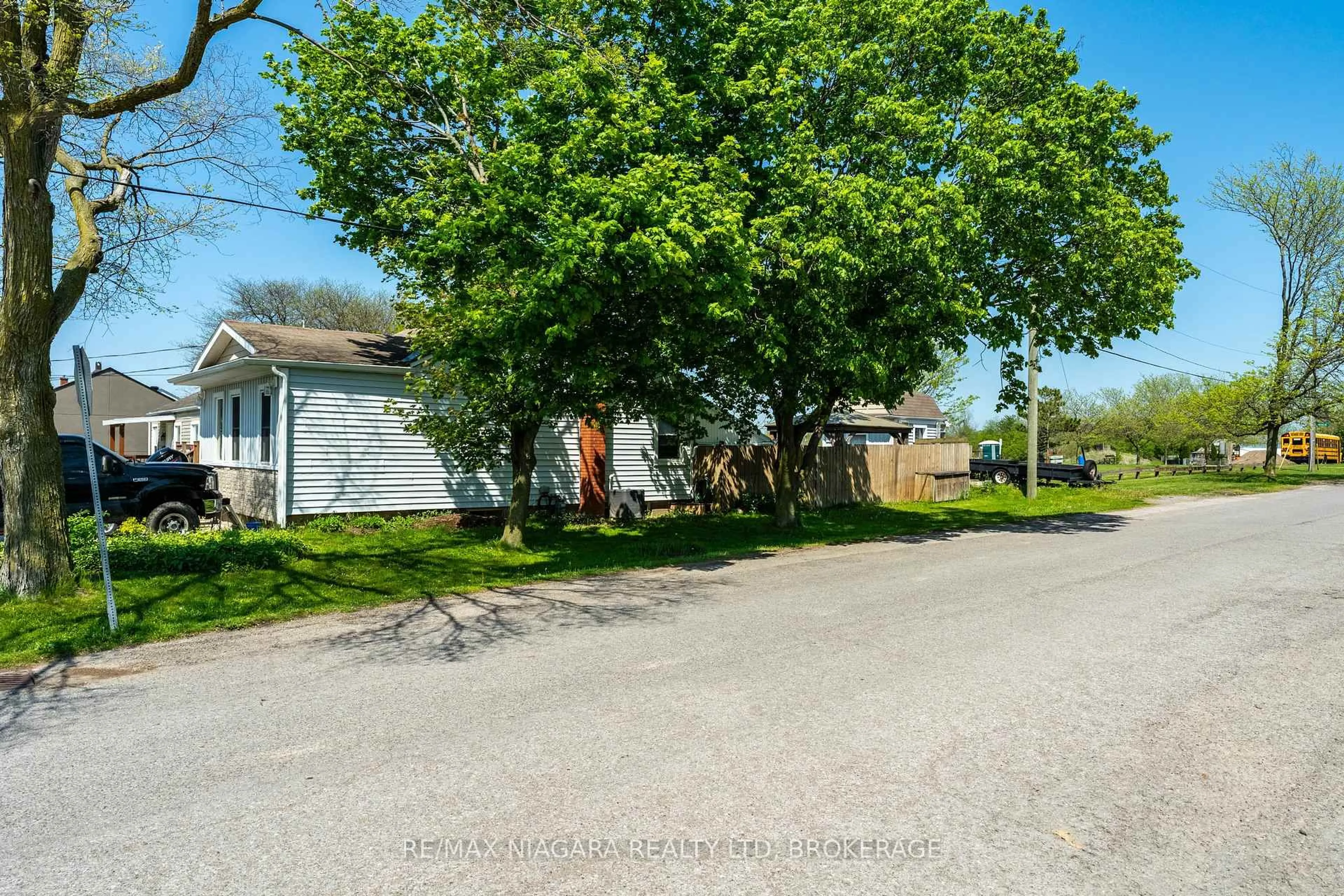 A pic from outside/outdoor area/front of a property/back of a property/a pic from drone, street for 18 1/2 Willow St, St. Catharines Ontario L2T 1N4