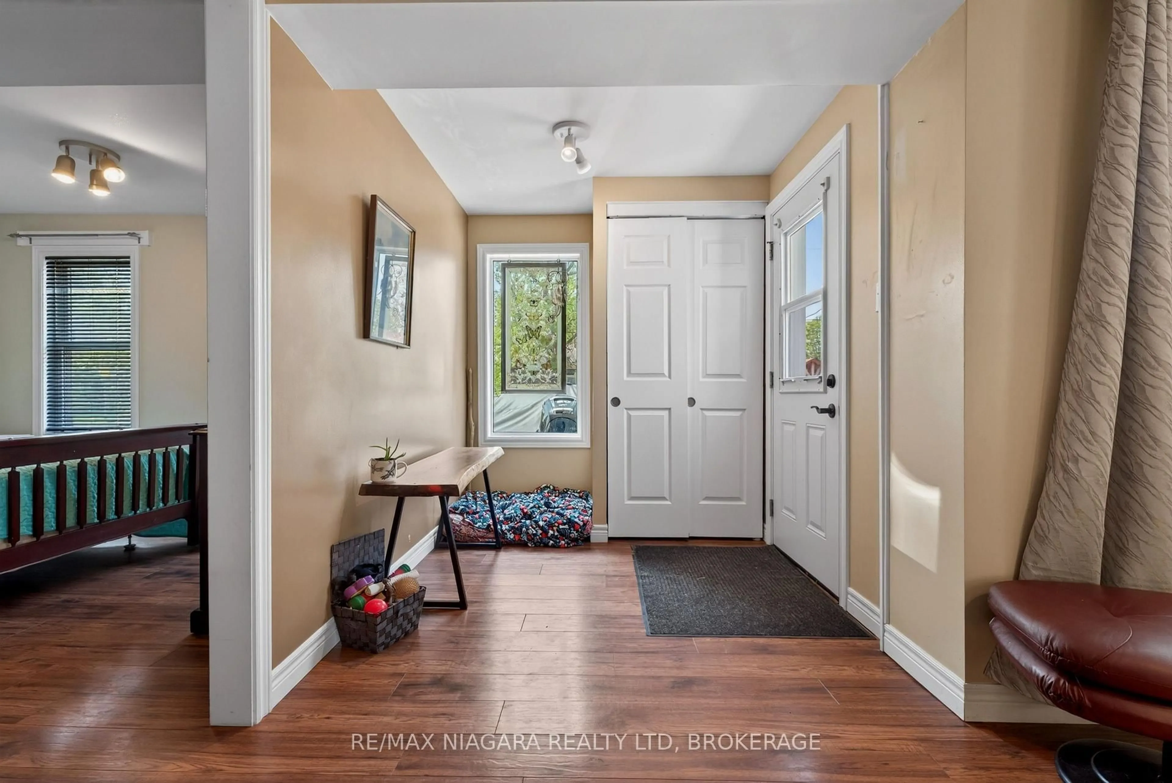 Indoor entryway for 18 1/2 Willow St, St. Catharines Ontario L2T 1N4