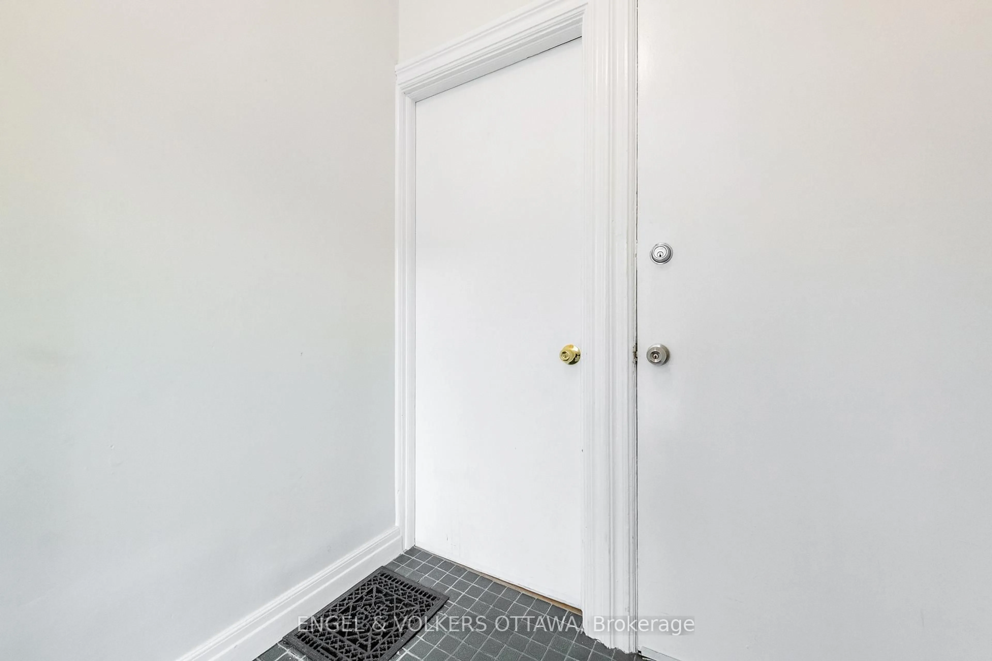 Indoor entryway for 230 Percy St, Ottawa Ontario K1R 6G3