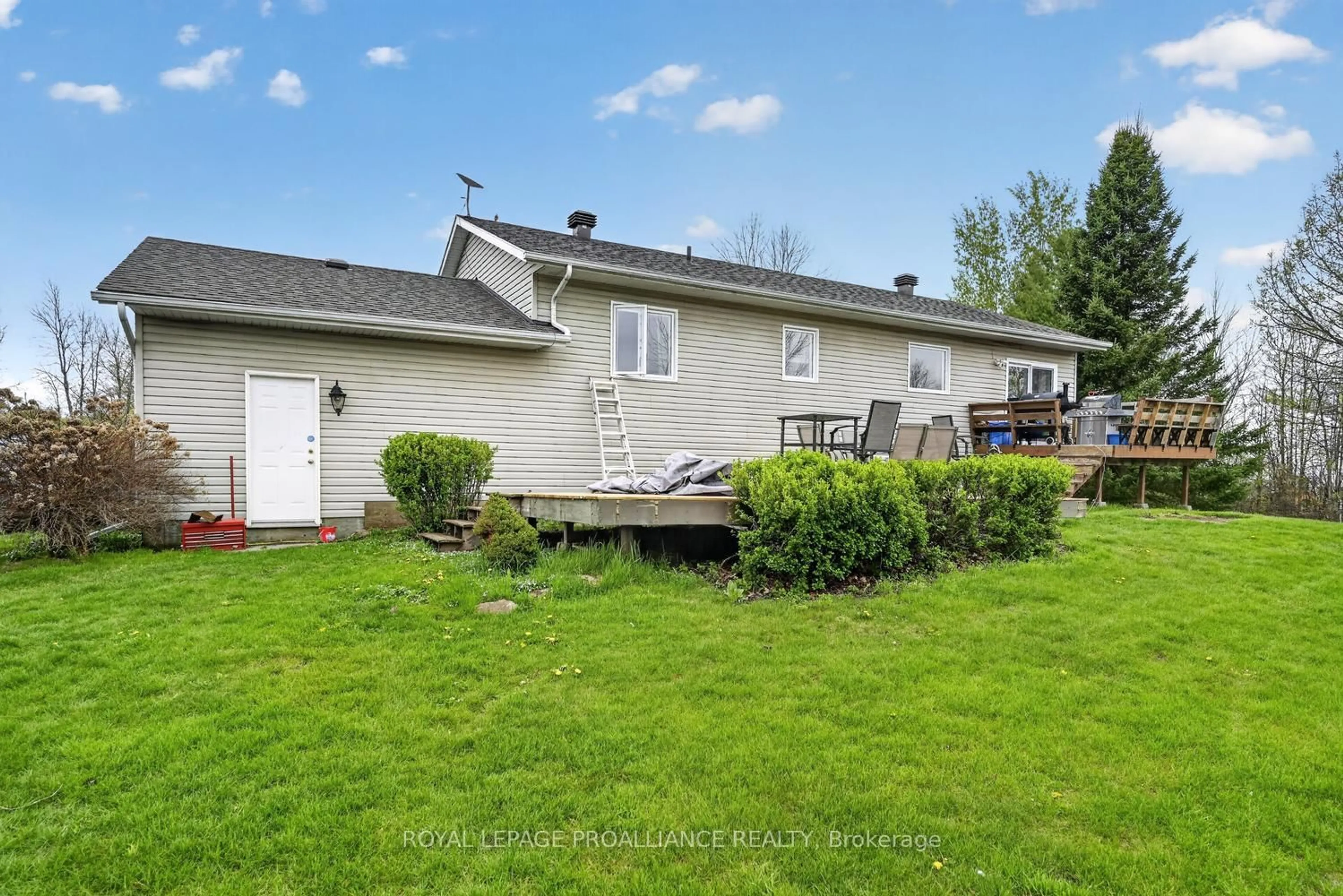 Home with vinyl exterior material, unknown for 329 County Road 29 Rd, Elizabethtown-Kitley Ontario K0E 1Y0
