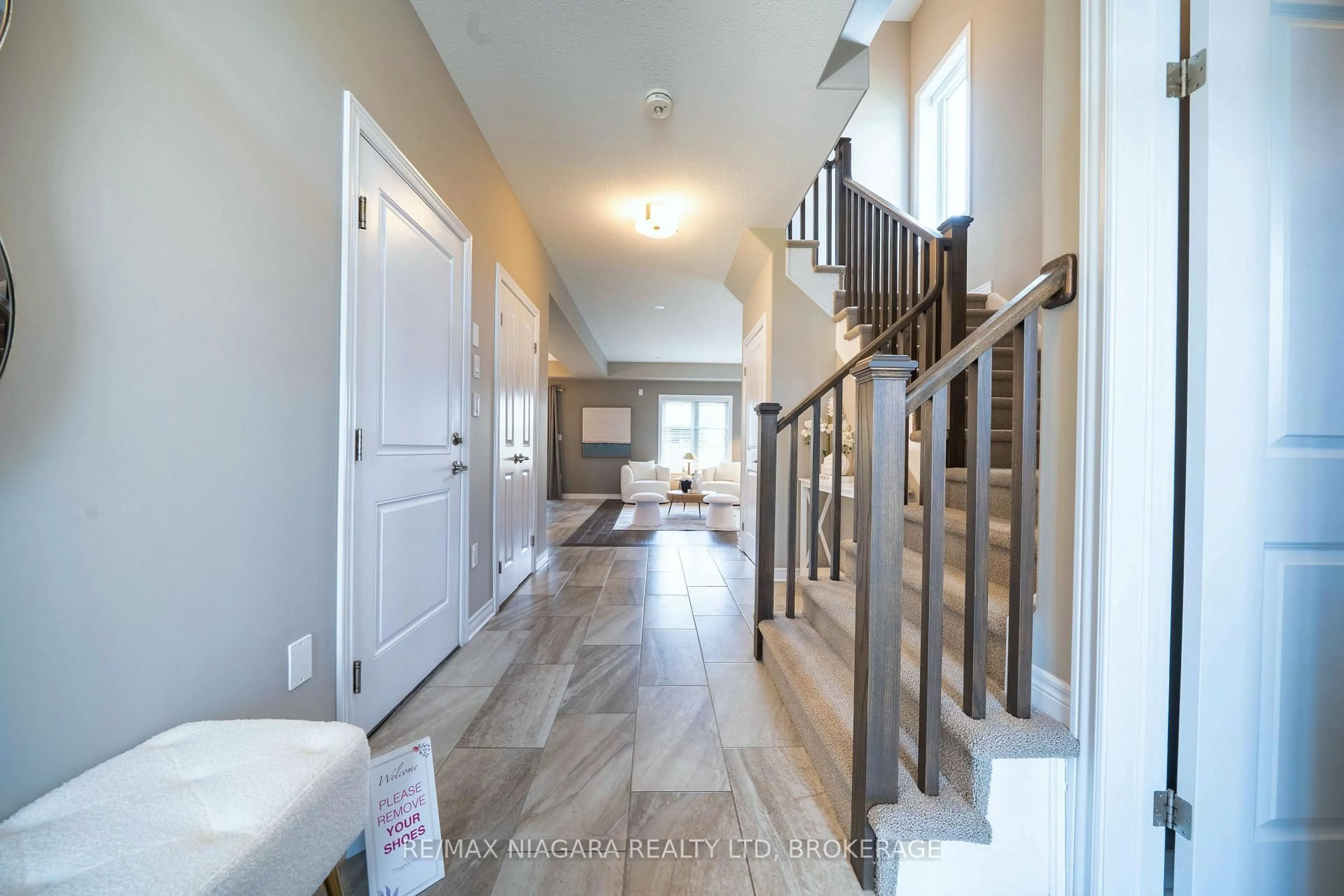 Indoor entryway for 9385 Eagle Ridge Dr, Niagara Falls Ontario L2H 0G3