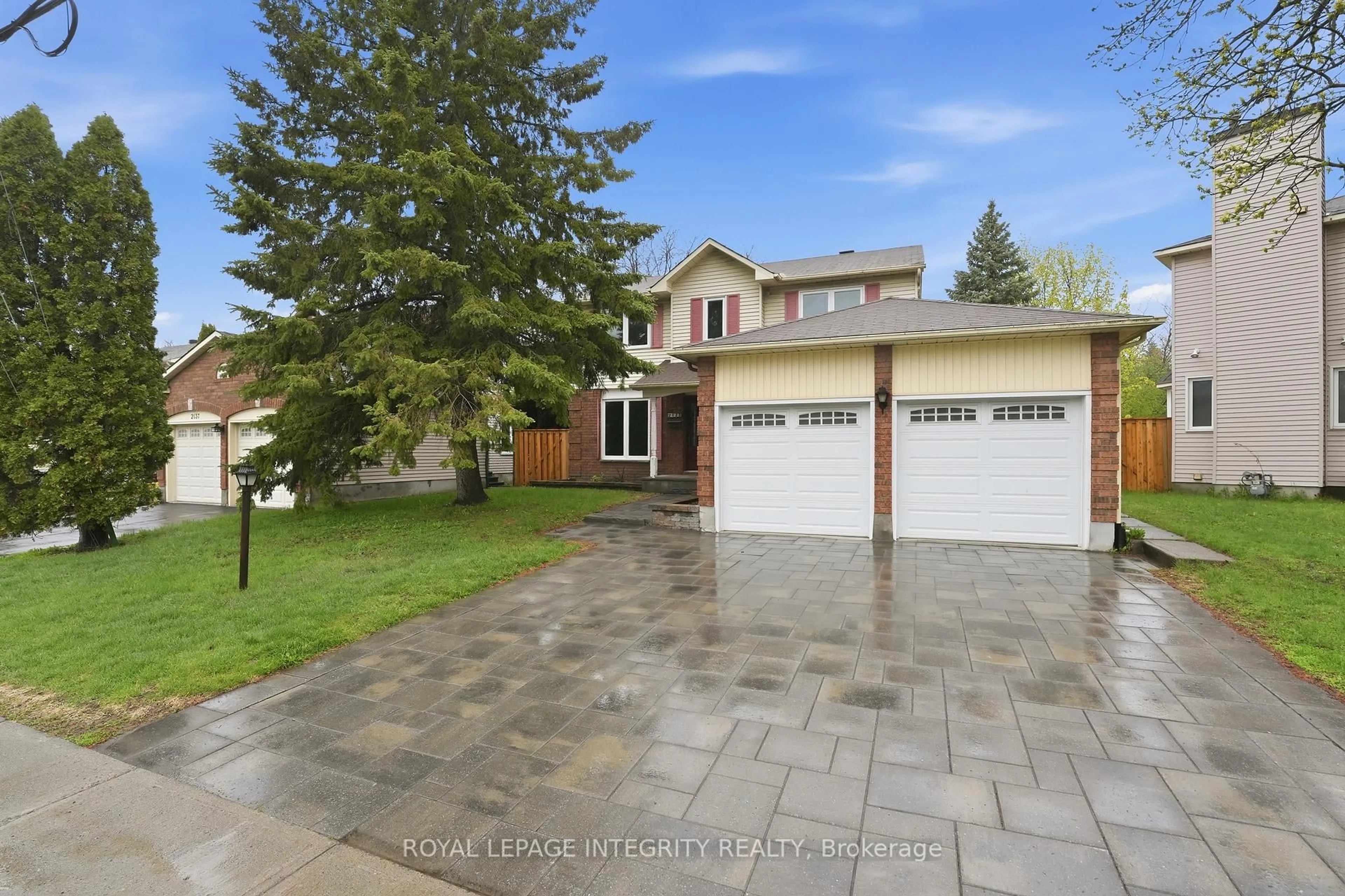 A pic from outside/outdoor area/front of a property/back of a property/a pic from drone, street for 2133 Lenester Ave, Ottawa Ontario K2A 4A9