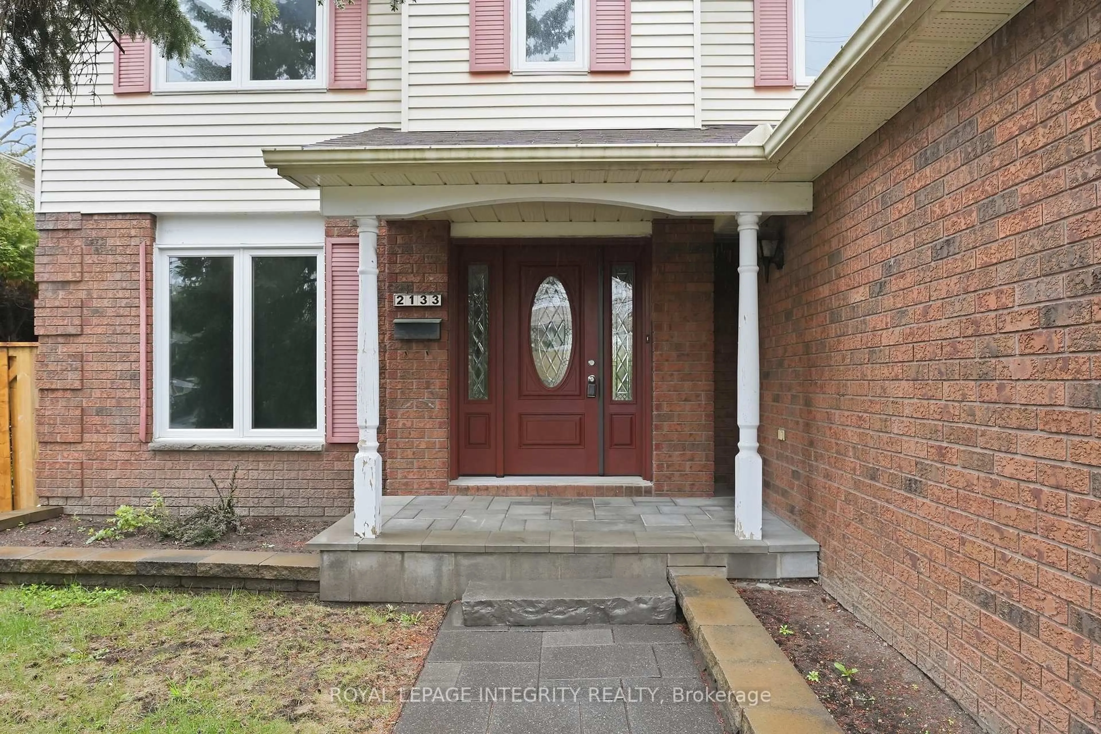 Indoor entryway for 2133 Lenester Ave, Ottawa Ontario K2A 4A9