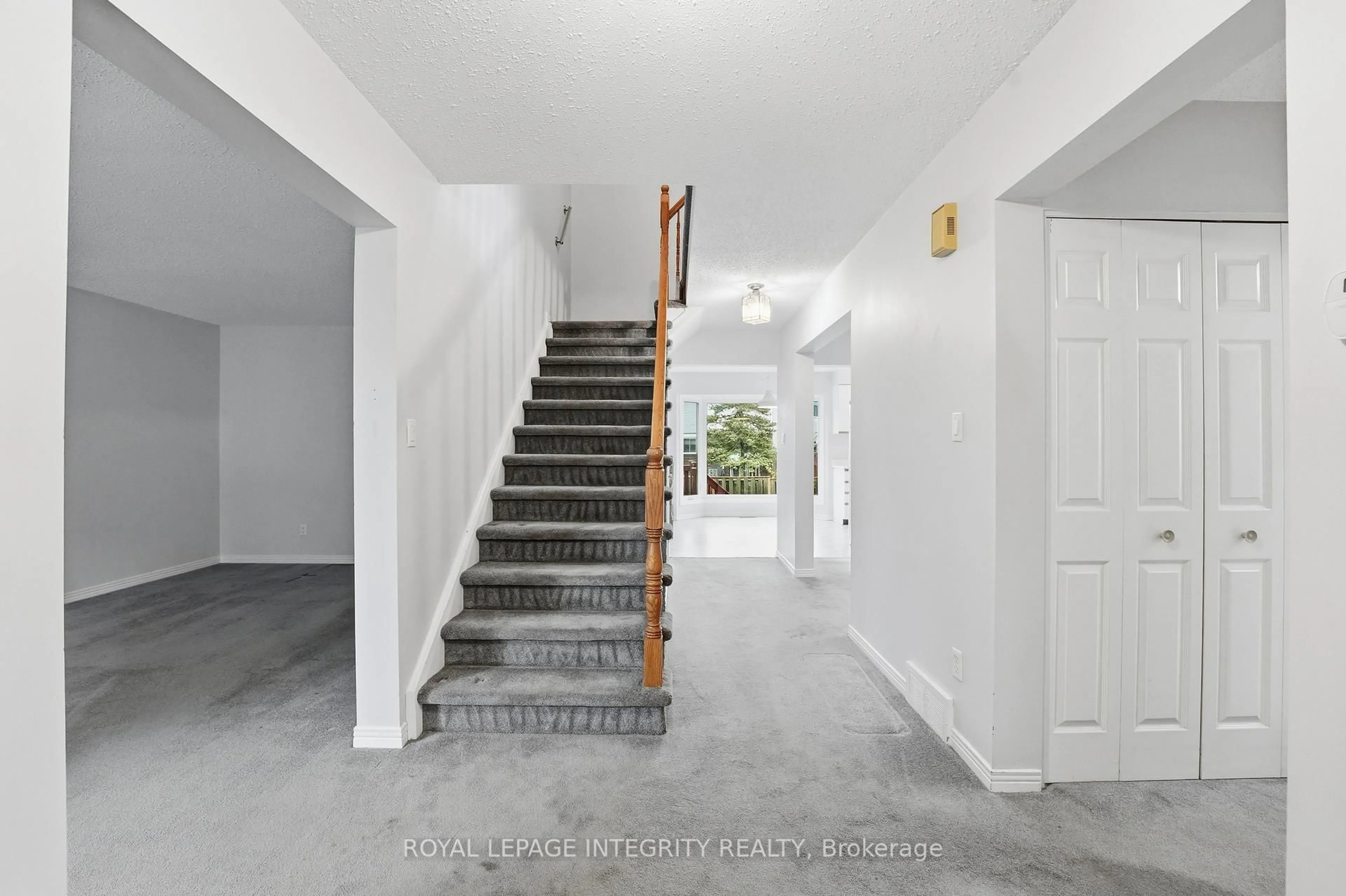 Indoor foyer for 2133 Lenester Ave, Ottawa Ontario K2A 4A9