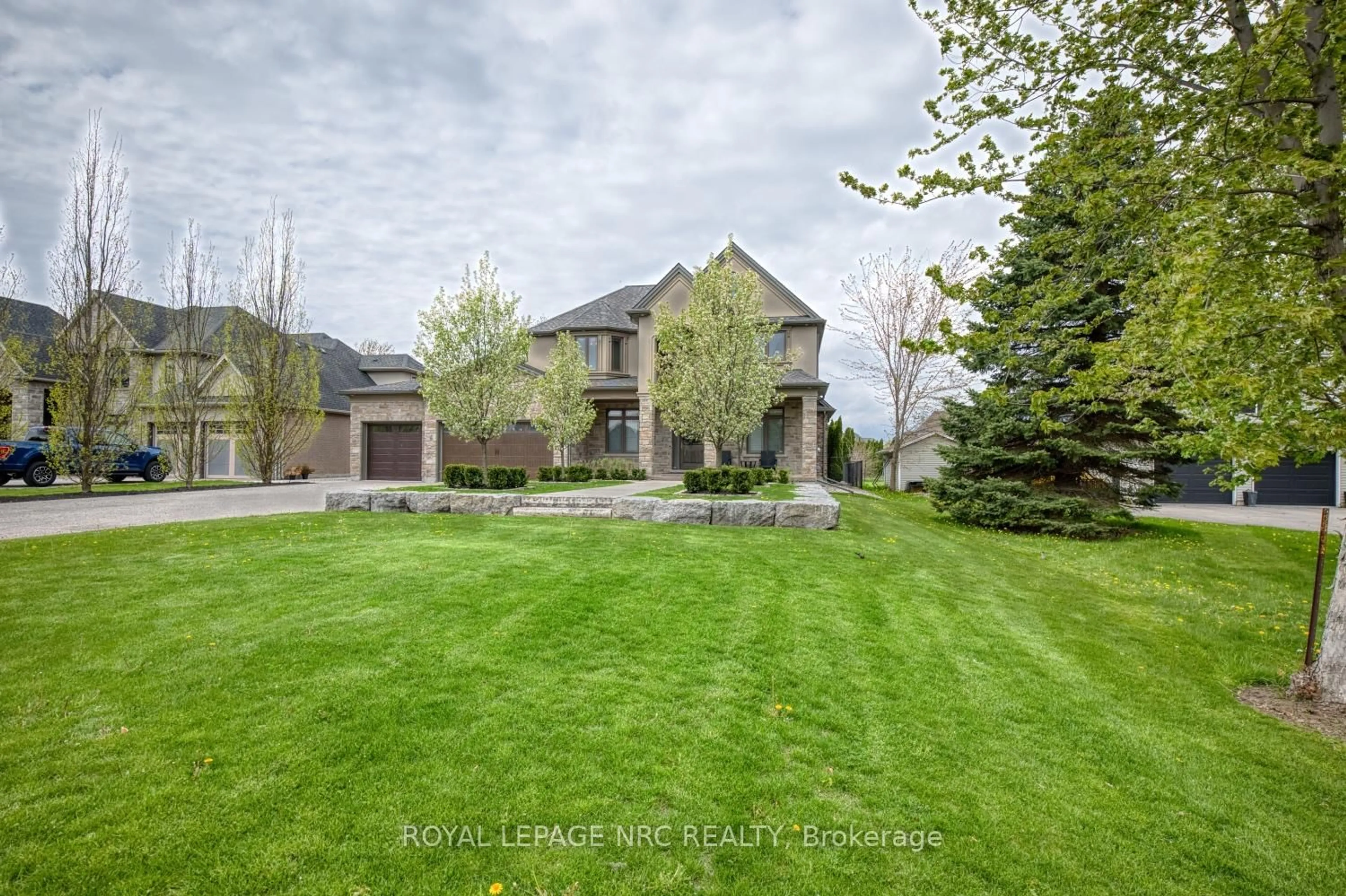 A pic from outside/outdoor area/front of a property/back of a property/a pic from drone, street for 294 Tanbark Rd, Niagara-on-the-Lake Ontario L0S 1J0