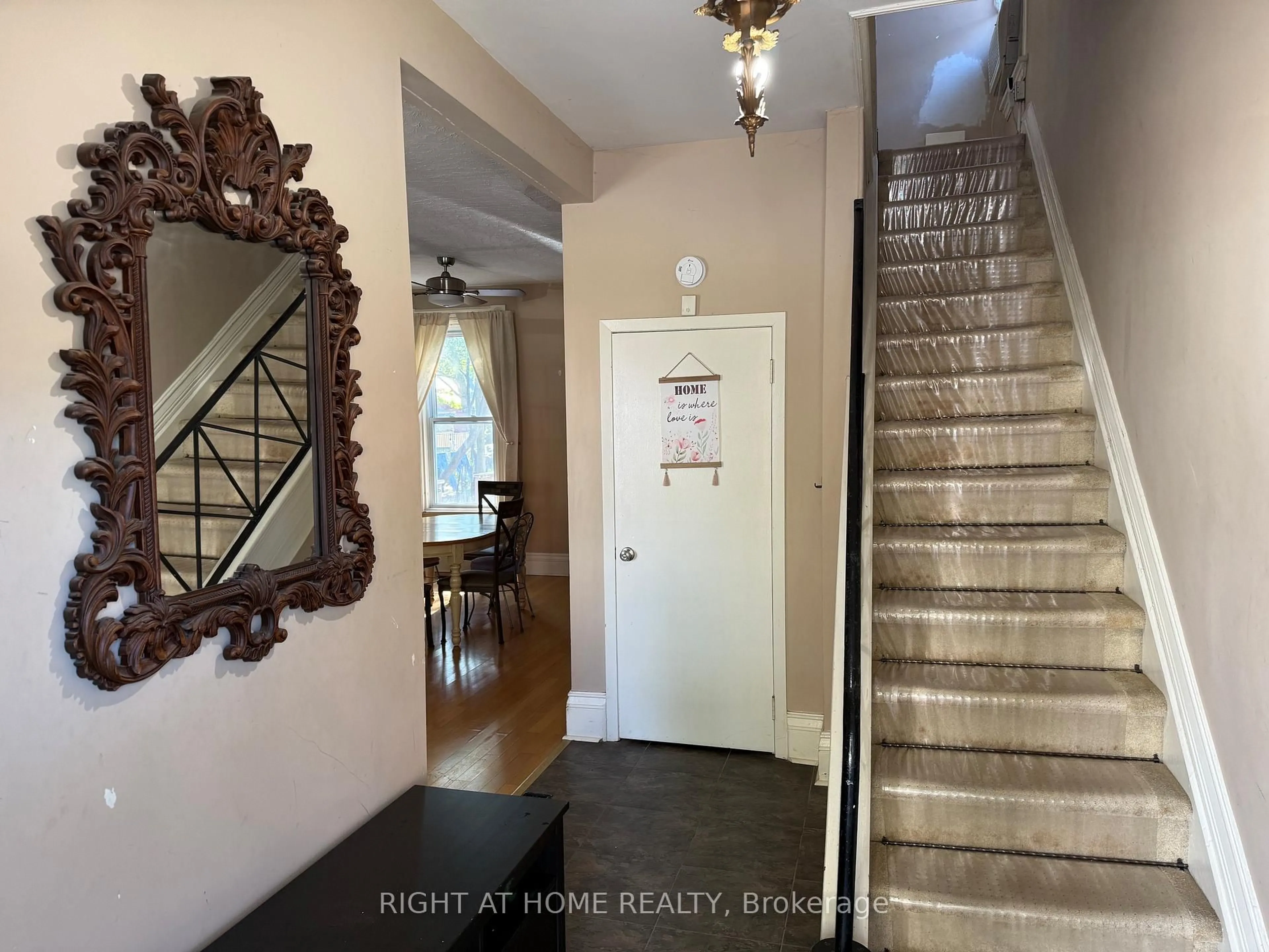Indoor entryway for 551 Bethune St, Peterborough Ontario K9H 3Z6