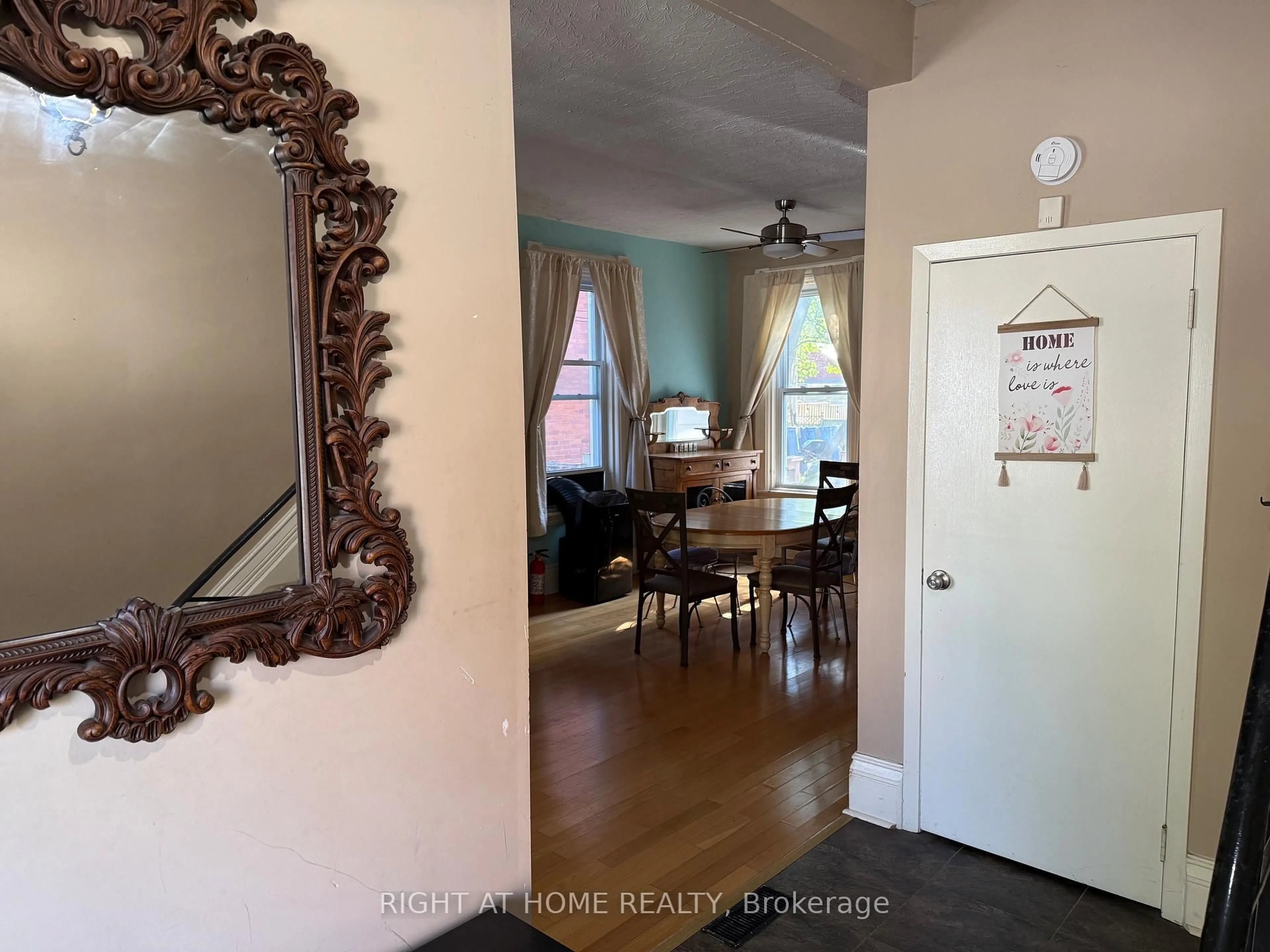Indoor entryway for 551 Bethune St, Peterborough Ontario K9H 3Z6