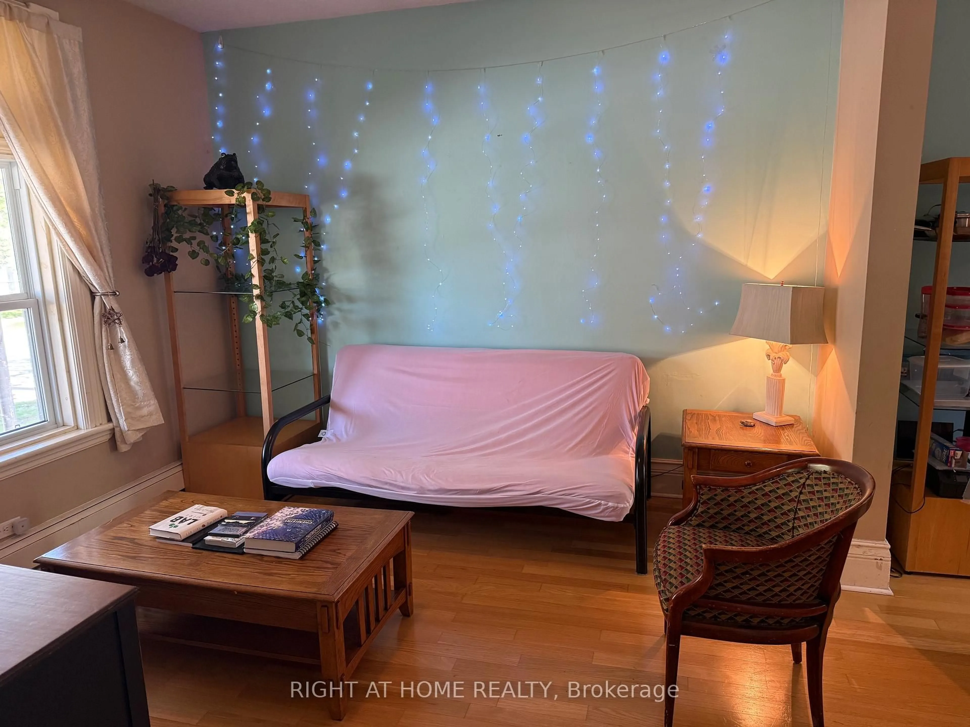 A pic of a room for 551 Bethune St, Peterborough Ontario K9H 3Z6