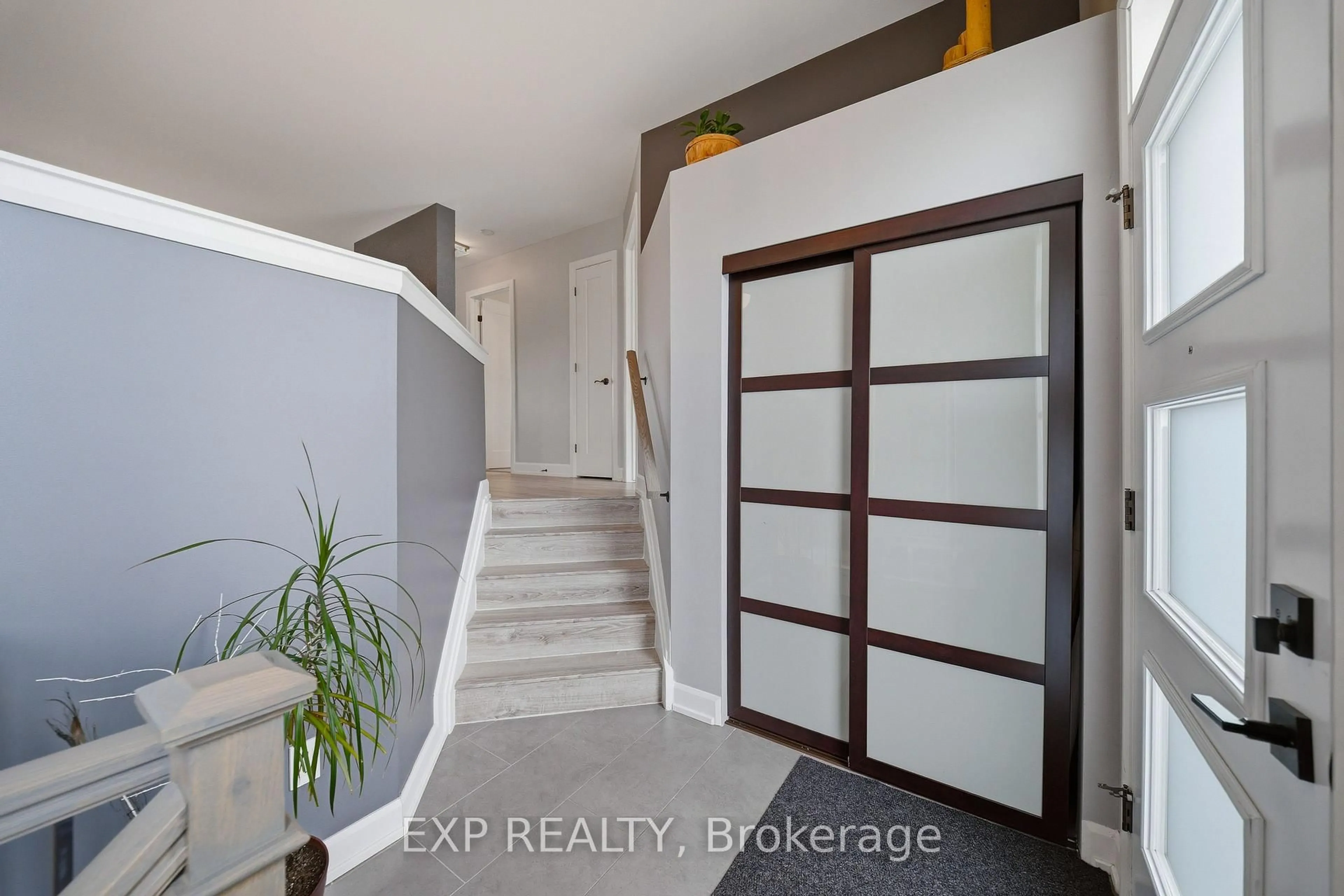Indoor entryway for 511 Francois St, Alfred and Plantagenet Ontario K0A 3K0