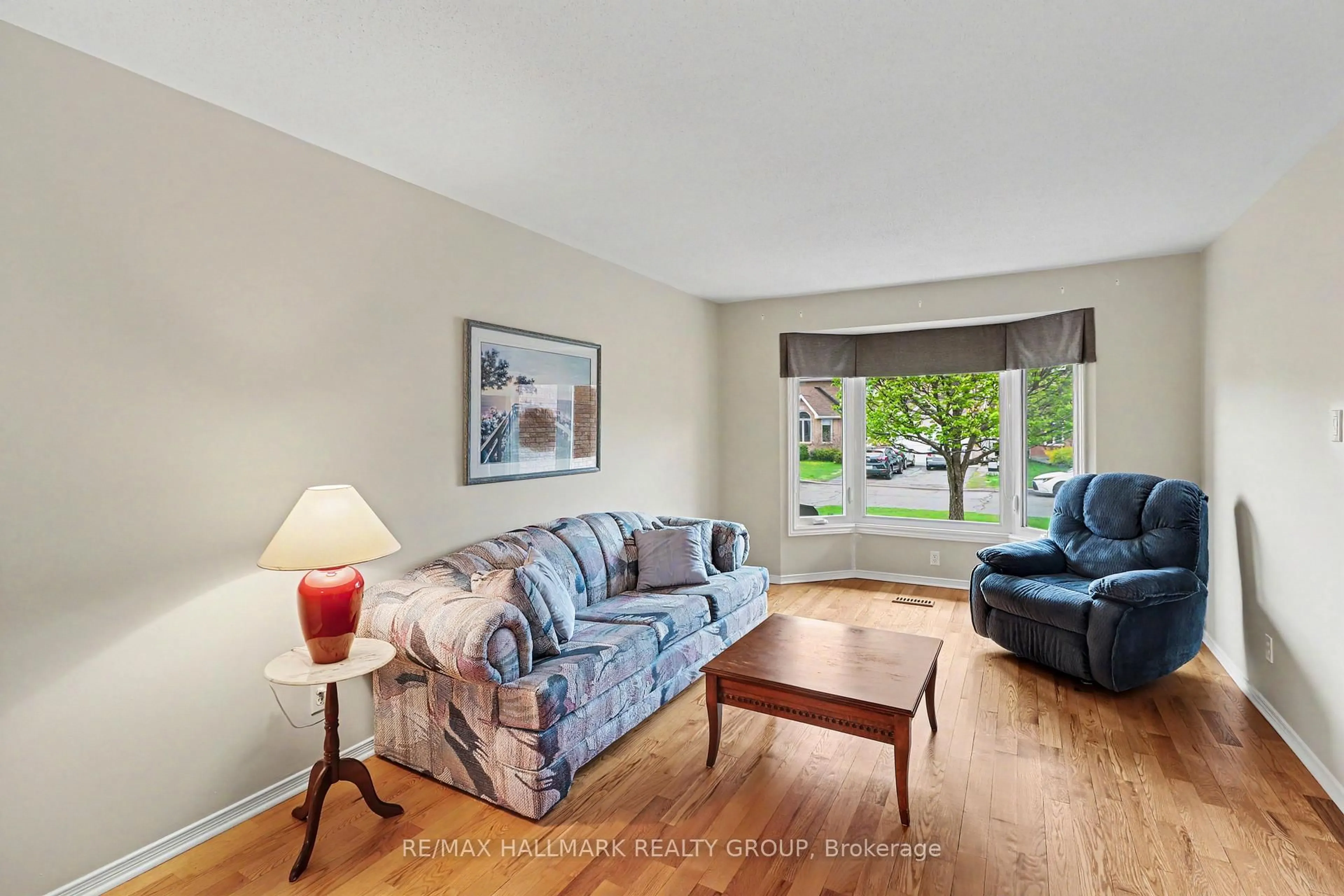 Living room with furniture, unknown for 712 Morewood Cres, Ottawa Ontario K4A 2P8