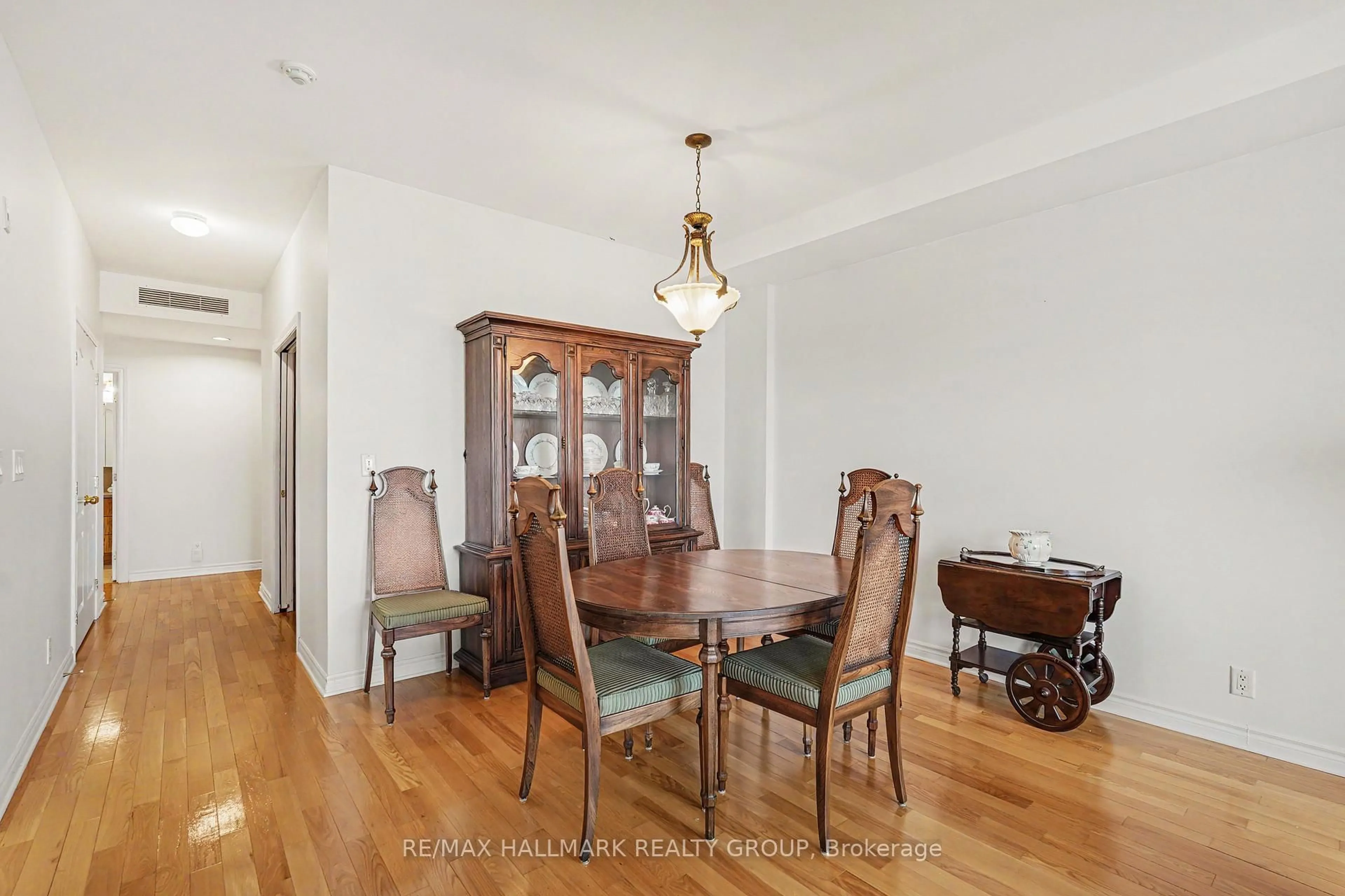 Dining room, wood/laminate floor for 136 Darlington Private #702, Ottawa Ontario K1V 0X6