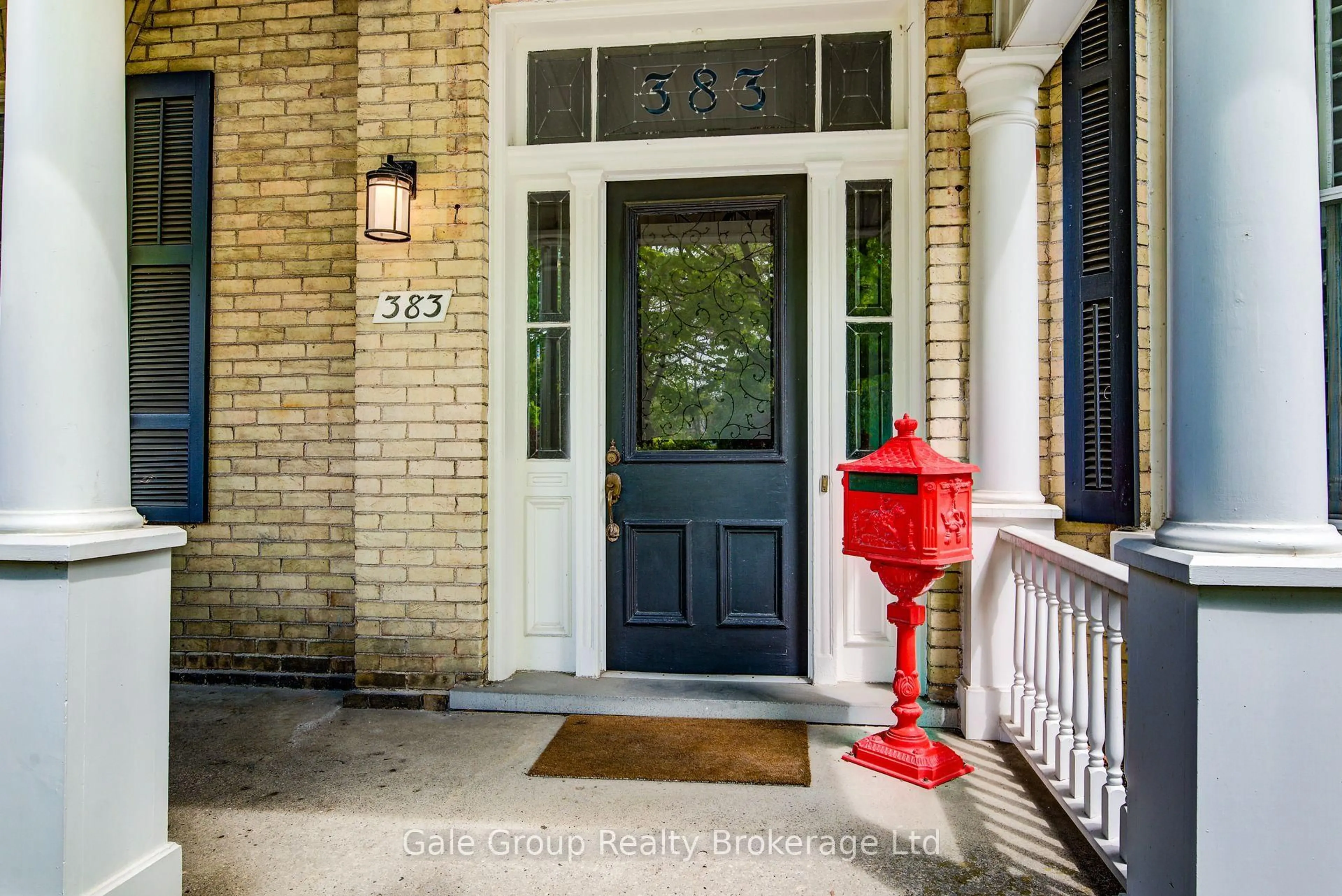 Indoor entryway for 383 Ingersoll Ave, Woodstock Ontario N4S 4X2