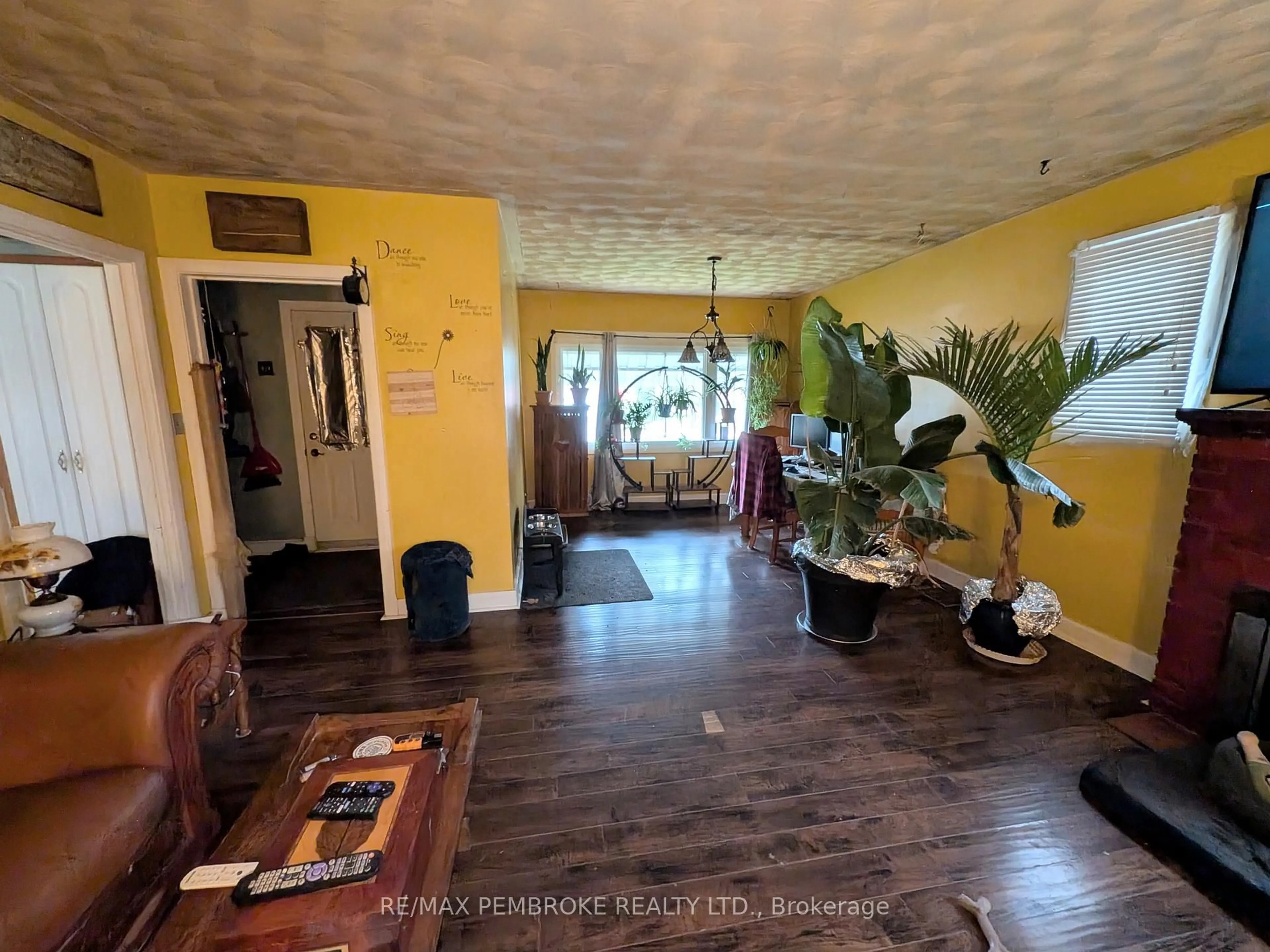 Indoor foyer for 12 Doran Rd, Petawawa Ontario K8H 1P5