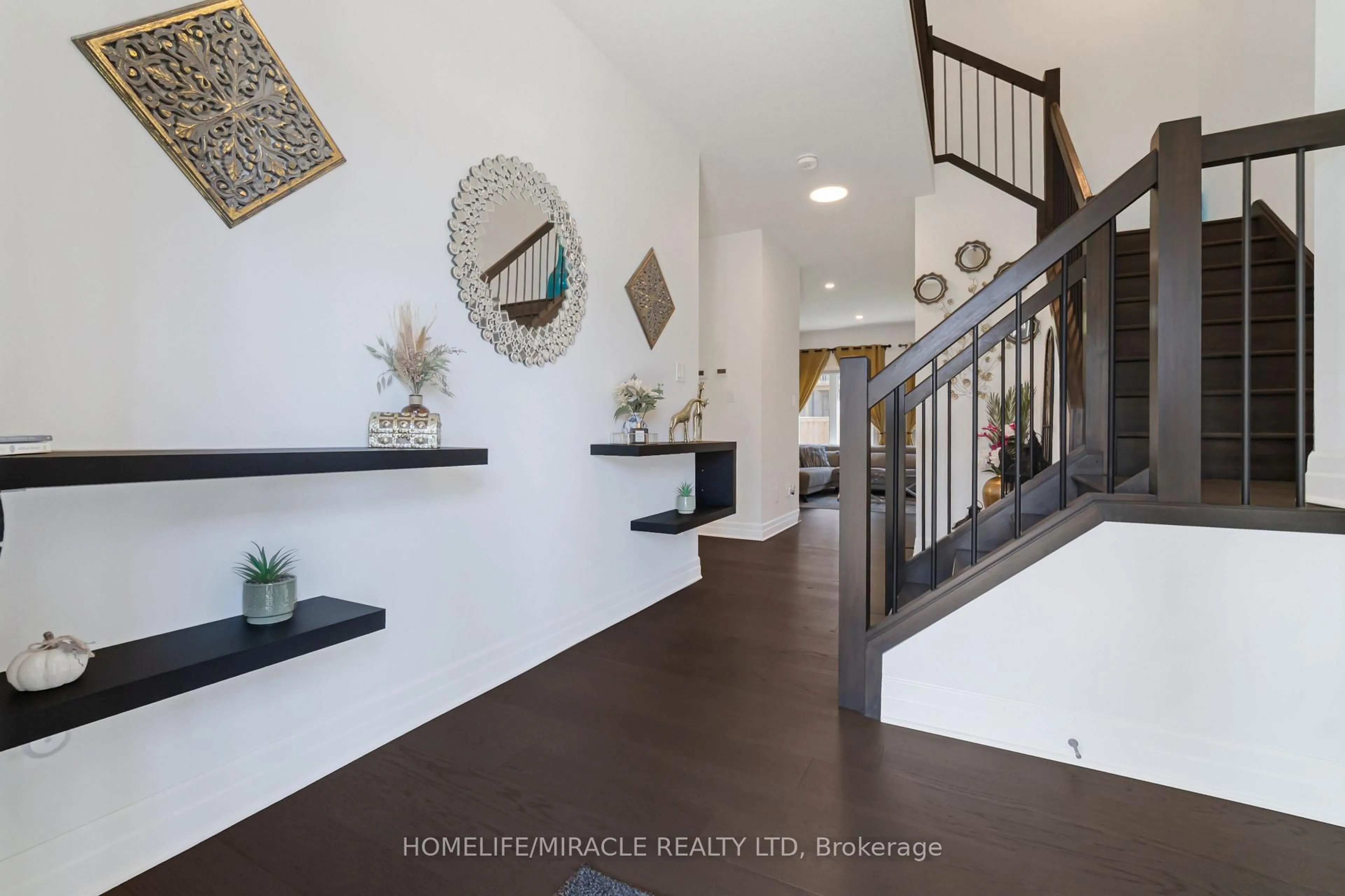 Indoor entryway for 2231 Linkway Blvd, London South Ontario N6K 0K9