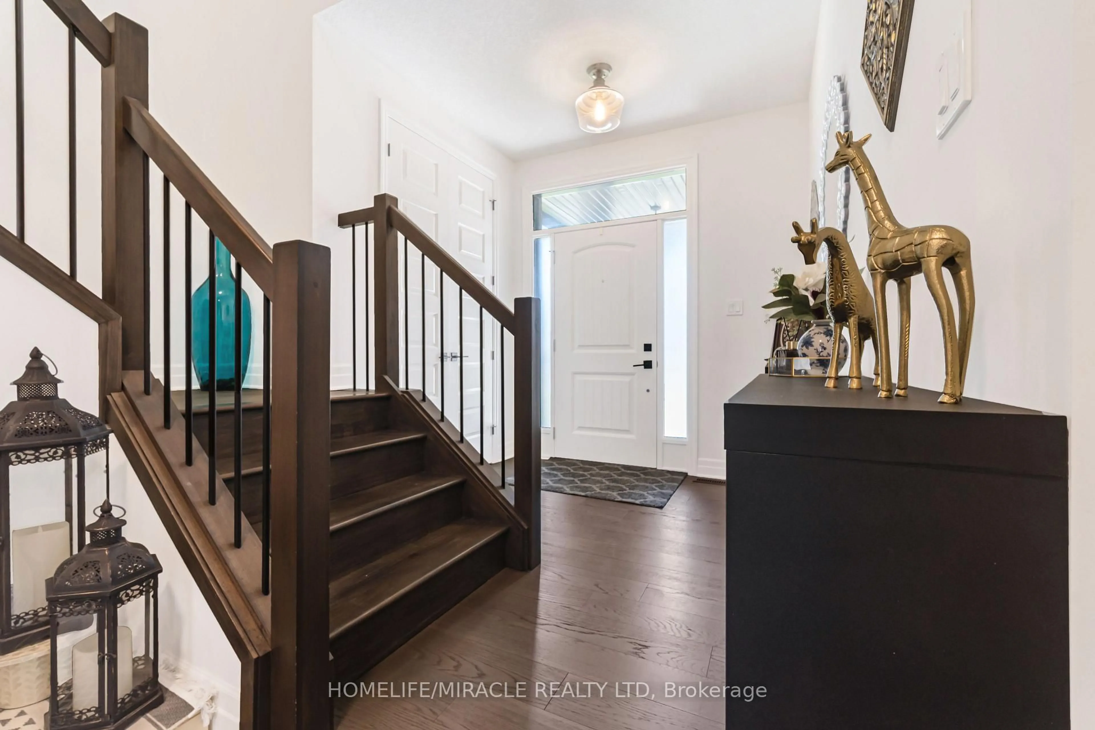 Indoor entryway for 2231 Linkway Blvd, London South Ontario N6K 0K9