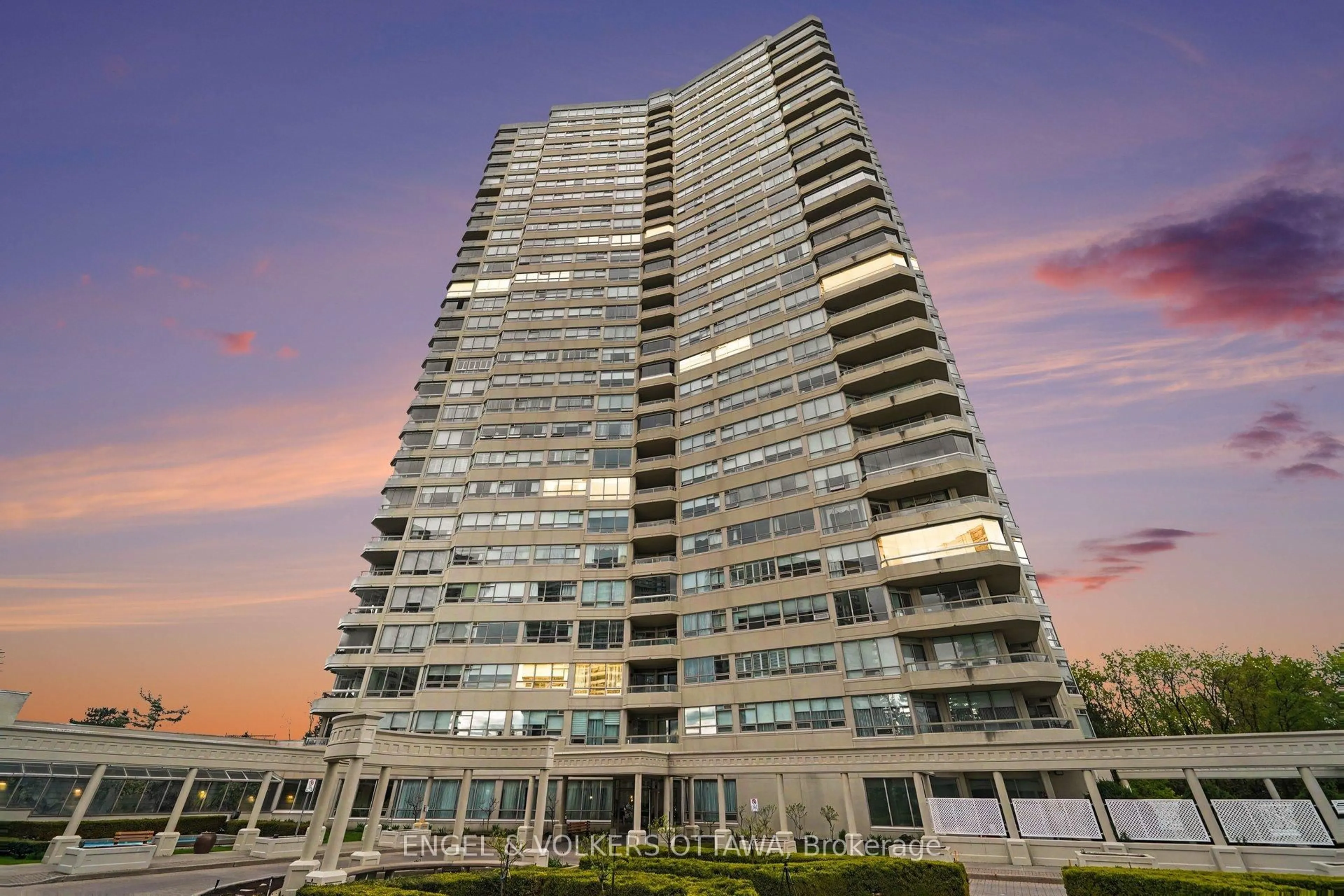 Indoor foyer for 1480 Riverside Dr #802, Ottawa Ontario K1G 5H2