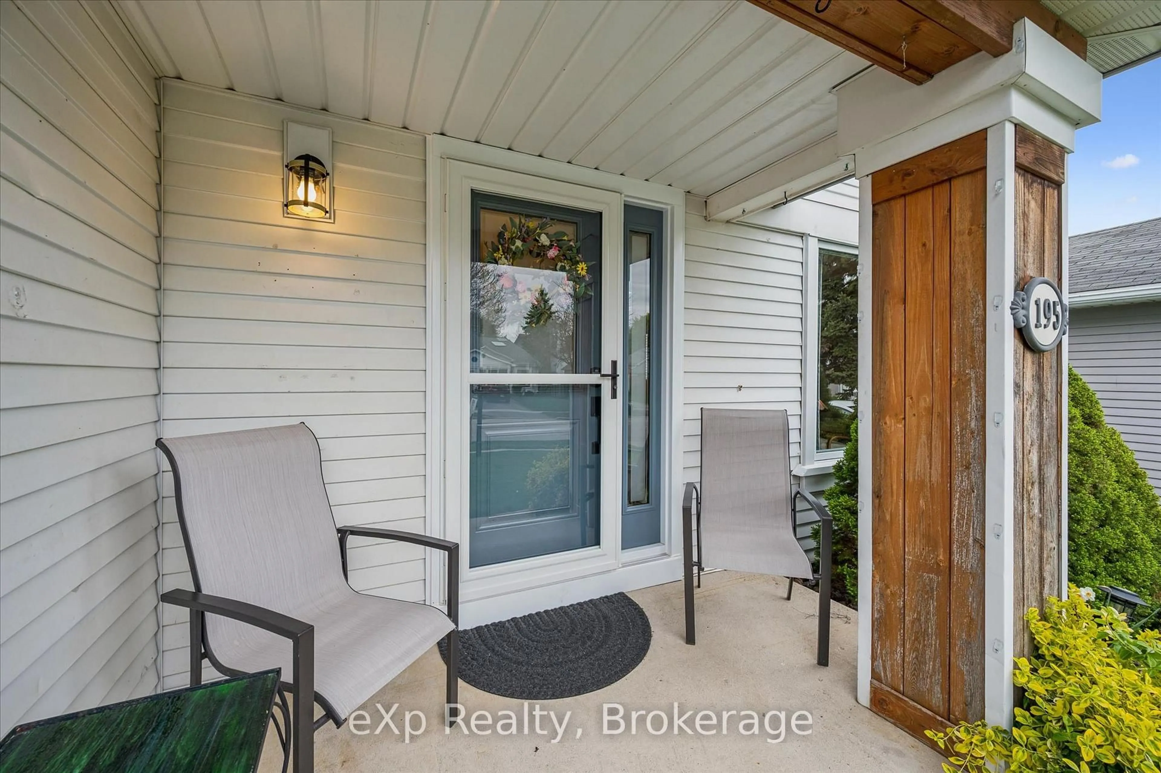 Indoor entryway for 195 Middlebury Dr, Waterloo Ontario N2T 2H6