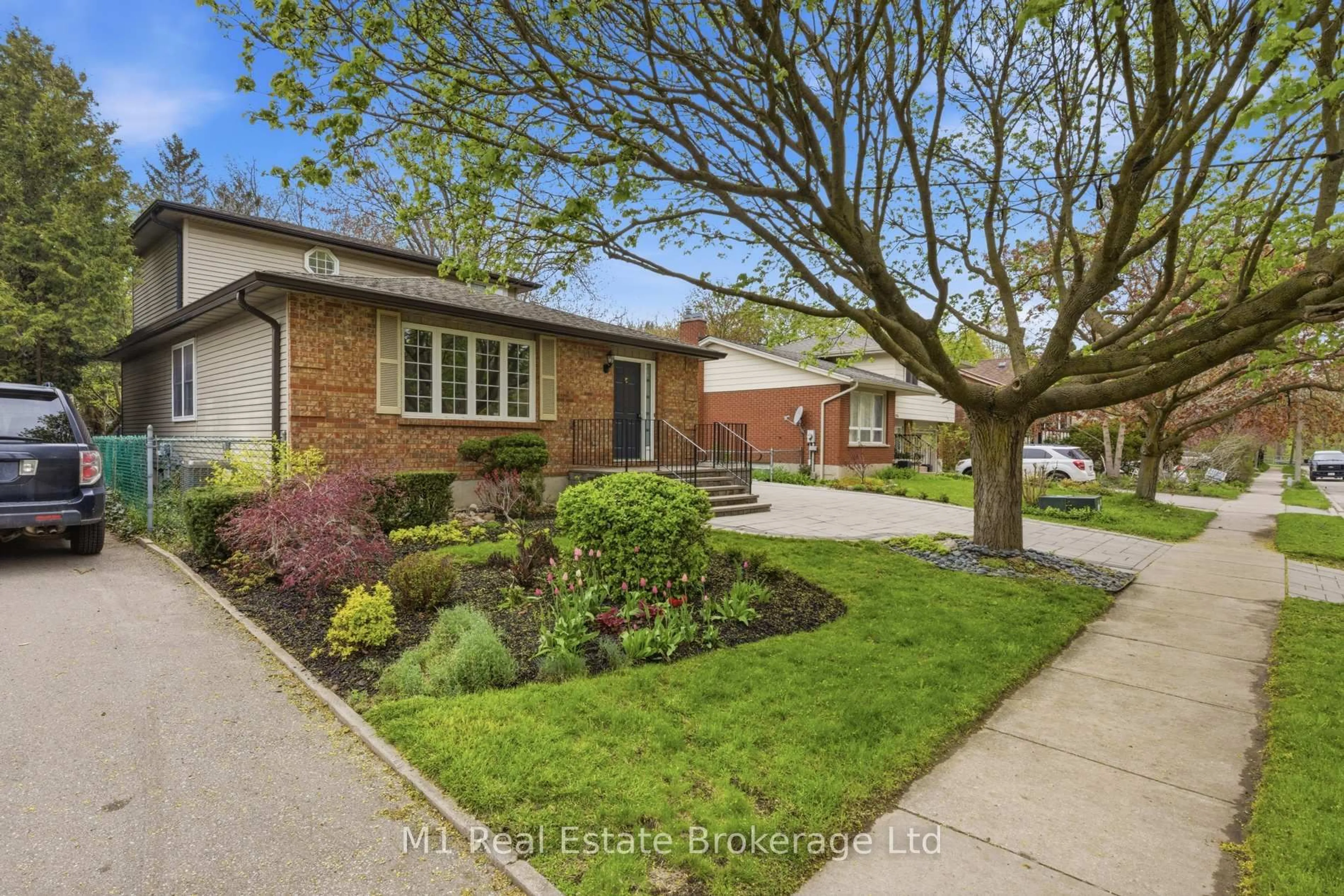 A pic from outside/outdoor area/front of a property/back of a property/a pic from drone, street for 194 Cardigan St, Guelph Ontario N1H 3Z9