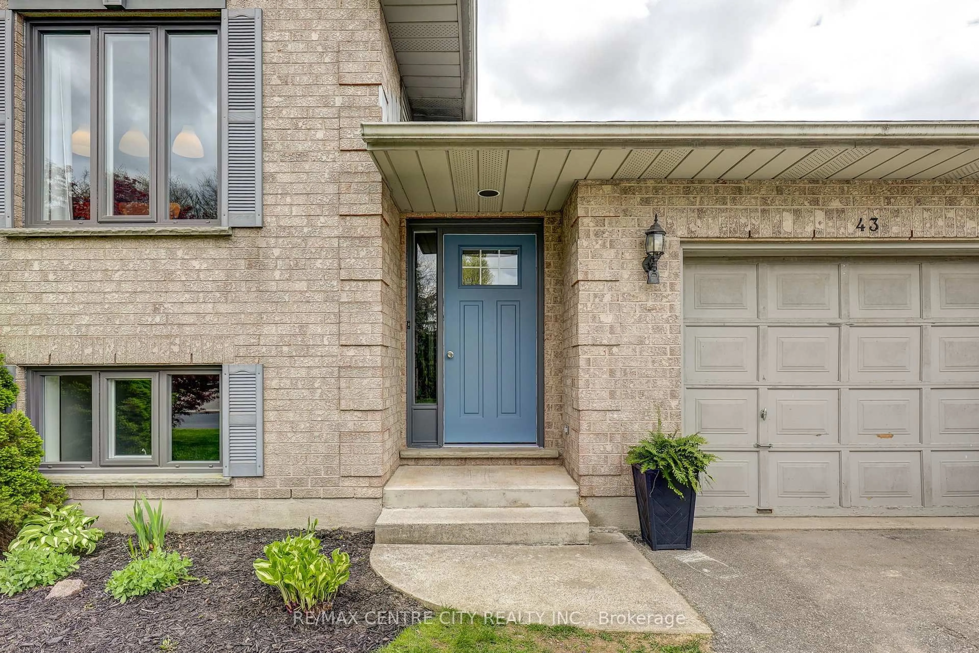 Home with brick exterior material, street for 43 Sinclair Cres, Aylmer Ontario N5H 3B9