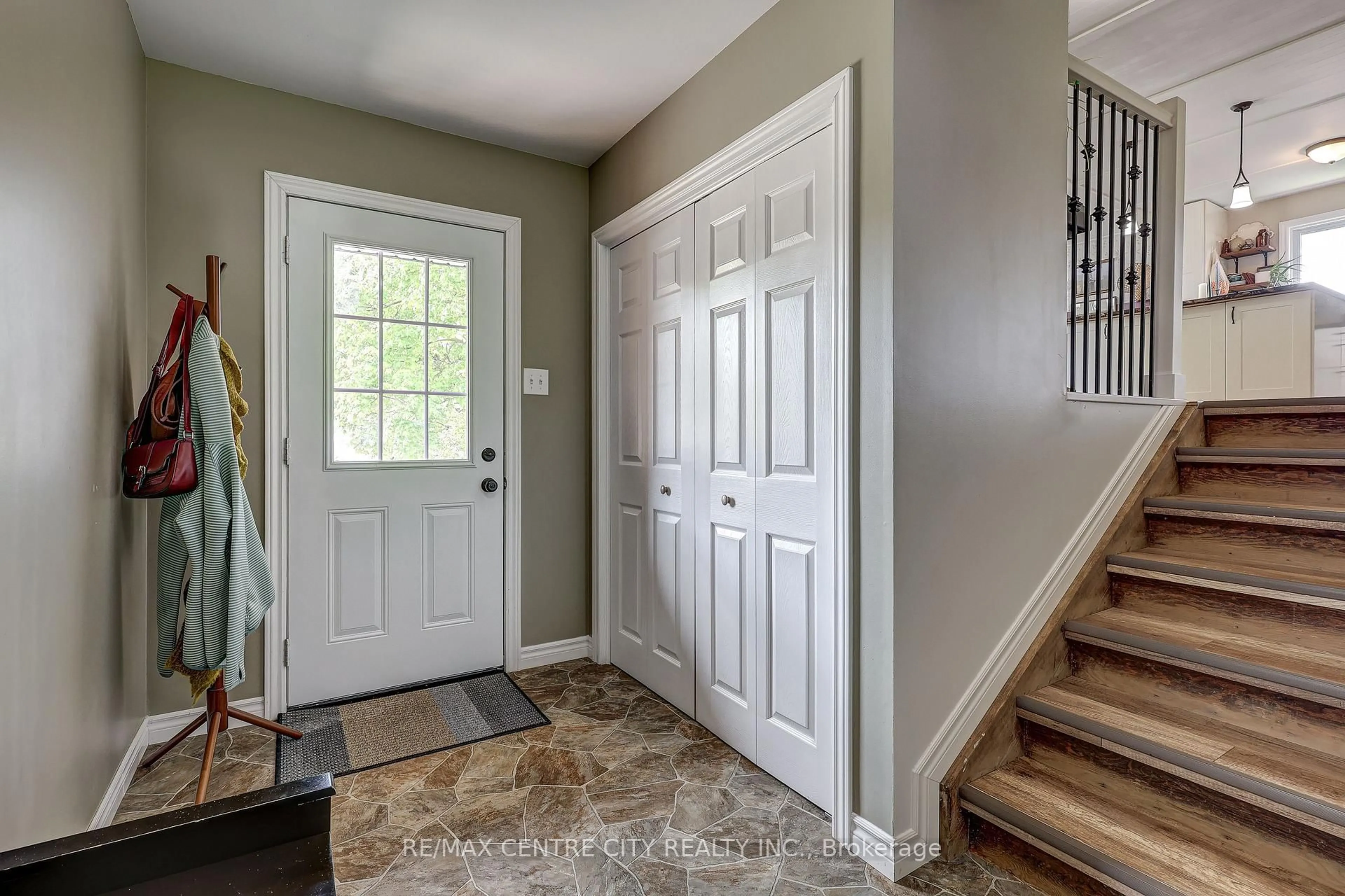 Indoor entryway for 142 Dufferin St, Aylmer Ontario N5H 3B2