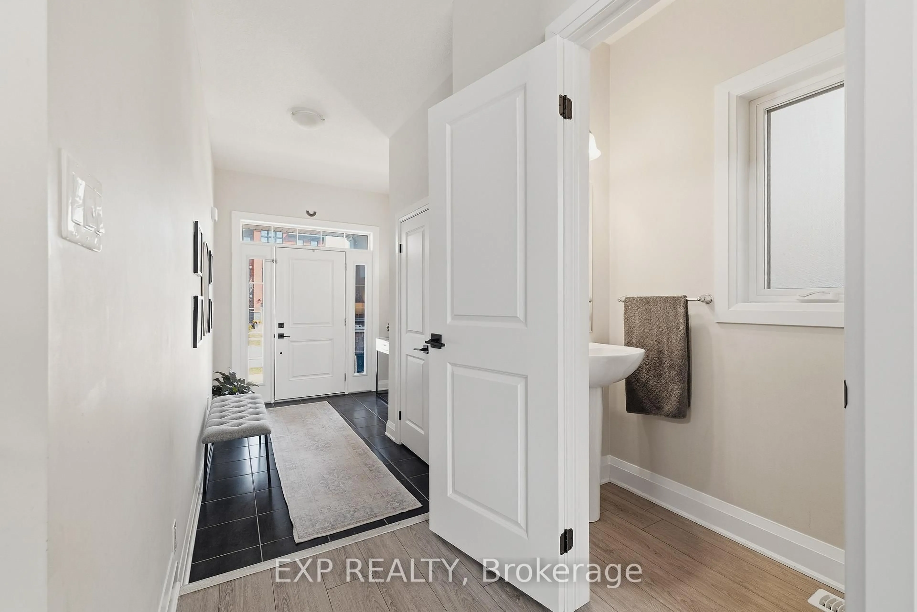 Indoor entryway for 38 SPORTSMAN HIL St, Kitchener Ontario N2H 5T3
