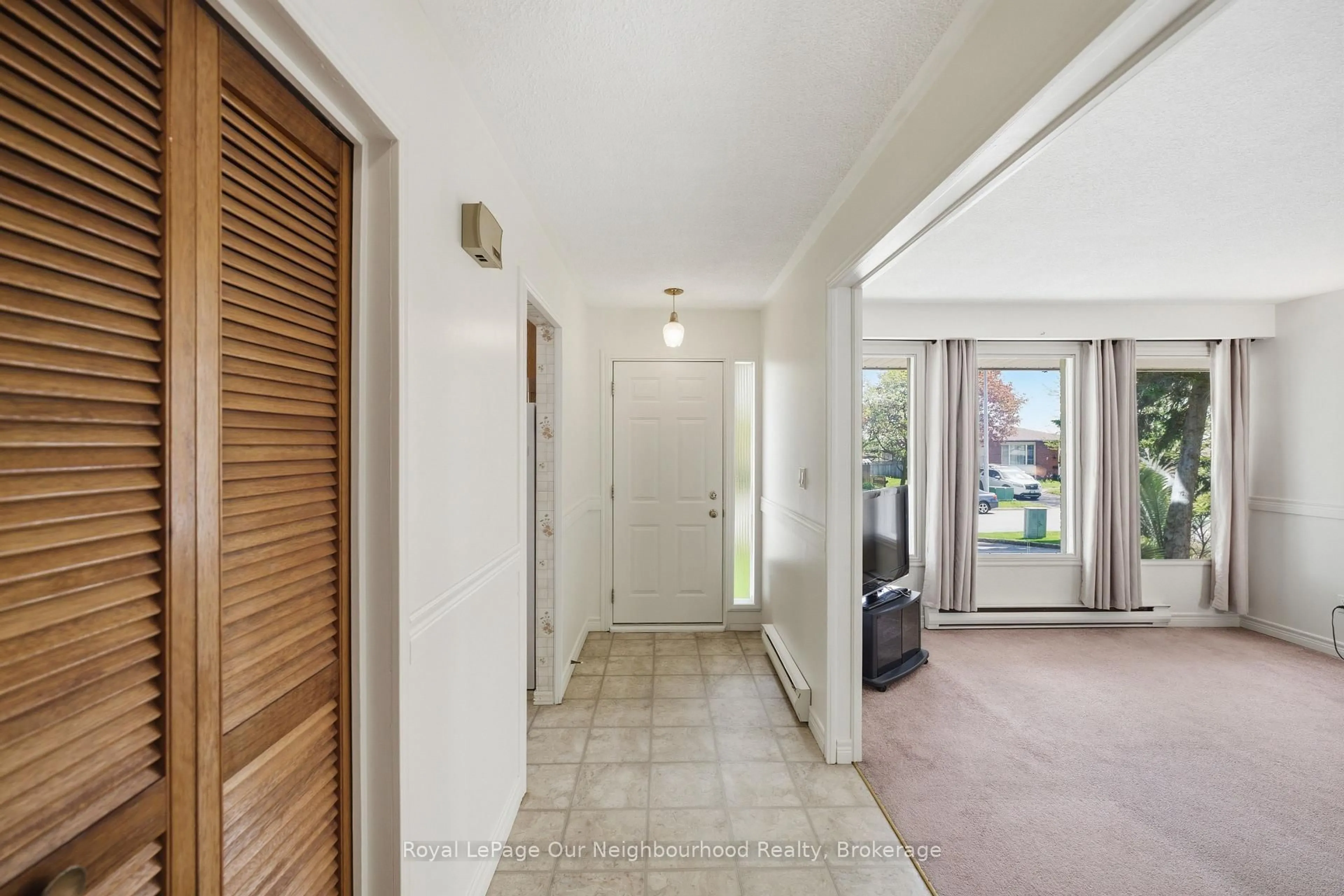 Indoor foyer for 10 Calgary Rd, Port Hope Ontario L1A 3T8