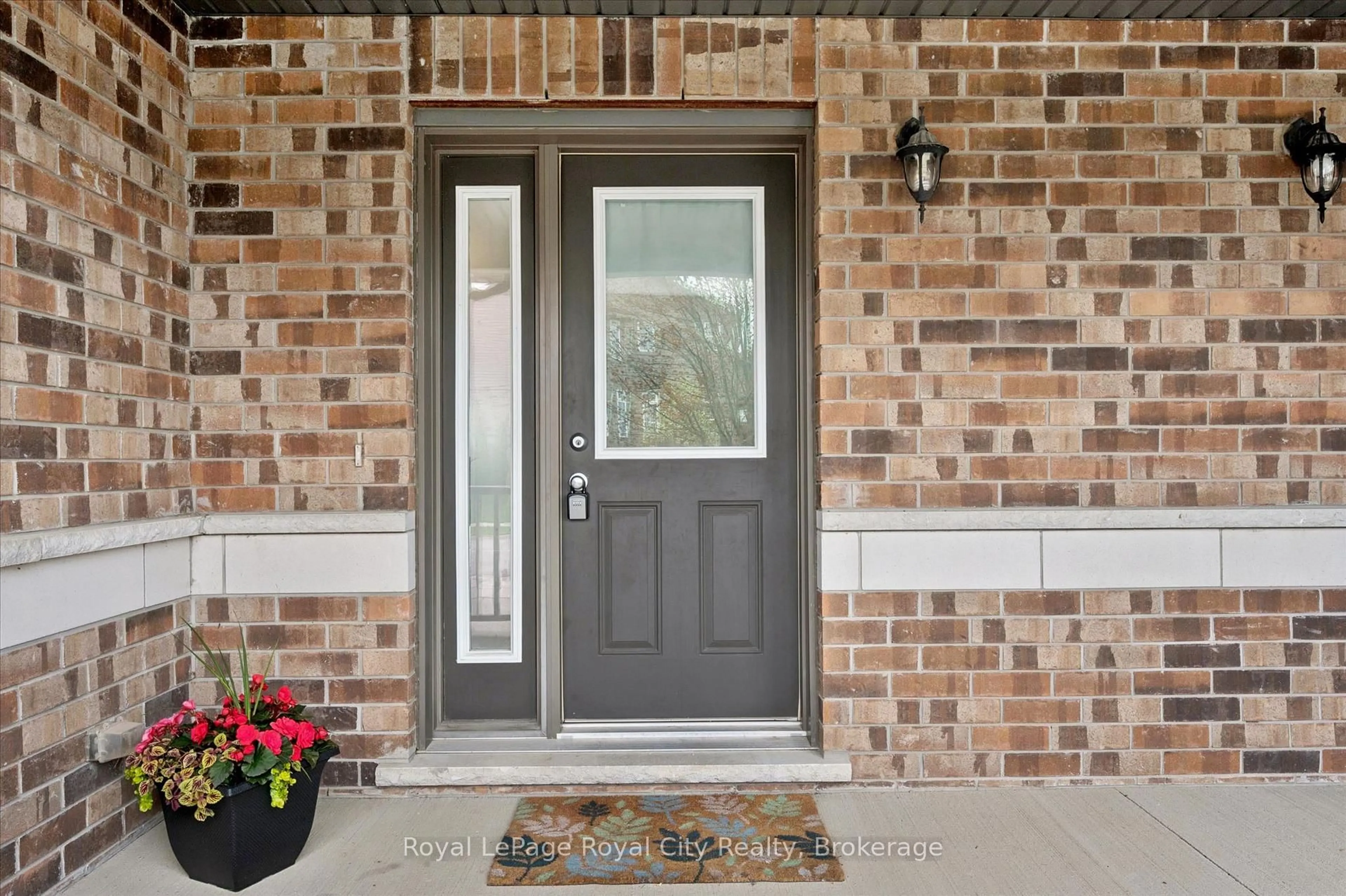 Indoor entryway for 5 Sandybay Ave, Kitchener Ontario N2A 0H7