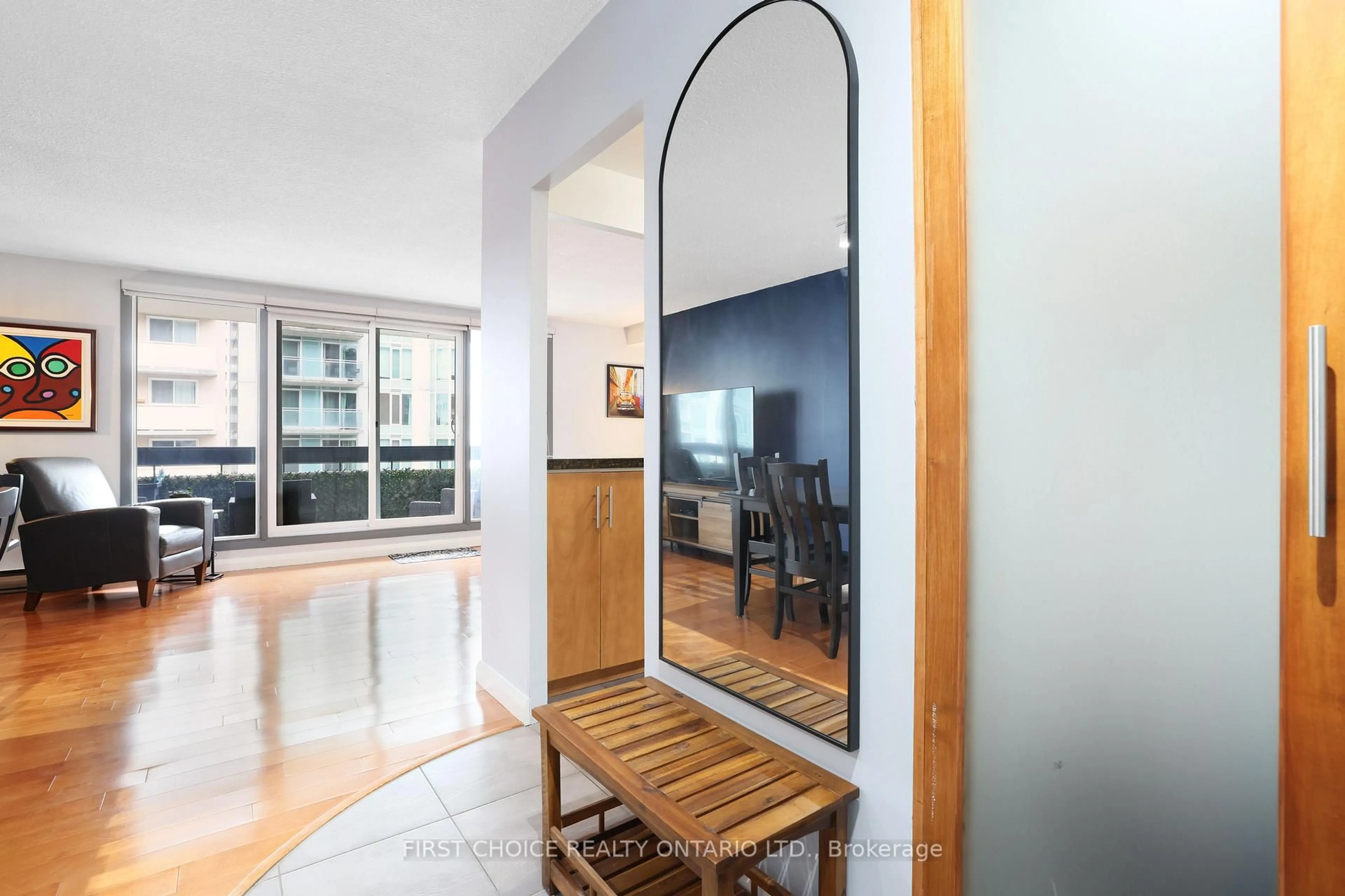 Indoor foyer for 141 Somerset St #703, Ottawa Ontario K2P 2H1