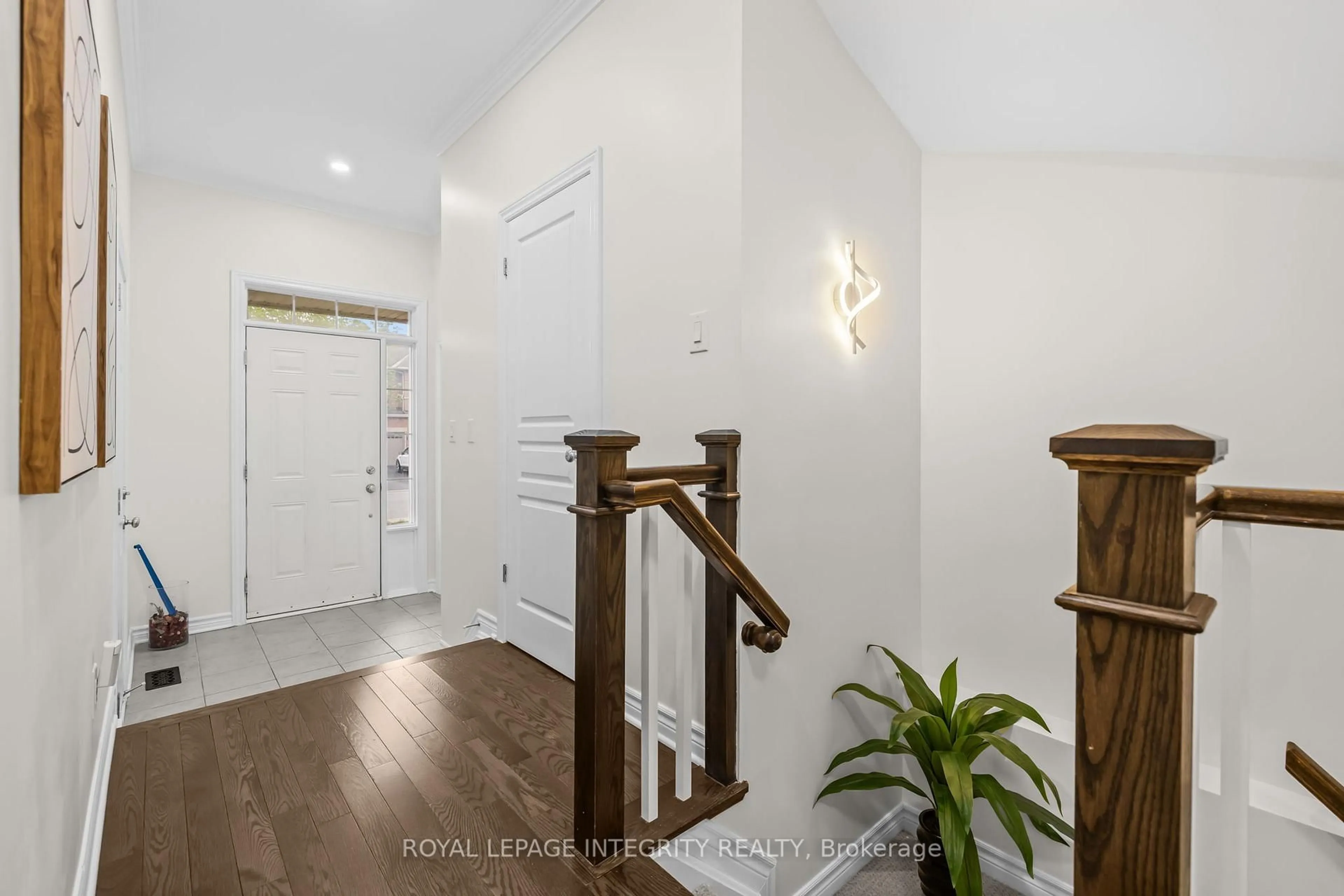 Indoor entryway for 34 Torbec Ave, Ottawa Ontario K2T 0B6