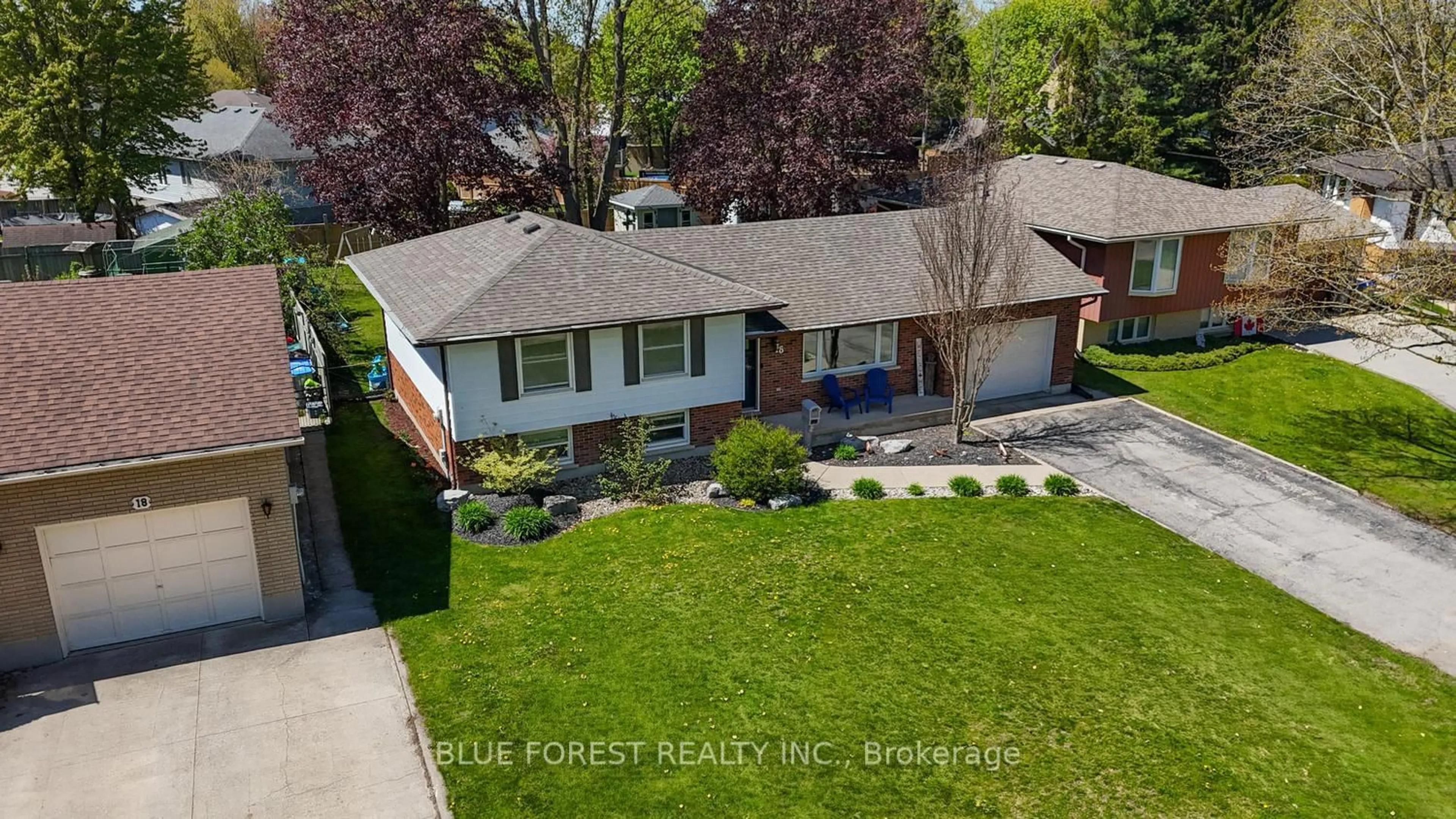 A pic from outside/outdoor area/front of a property/back of a property/a pic from drone, street for 16 Dell Dr, Strathroy-Caradoc Ontario N7G 3N5