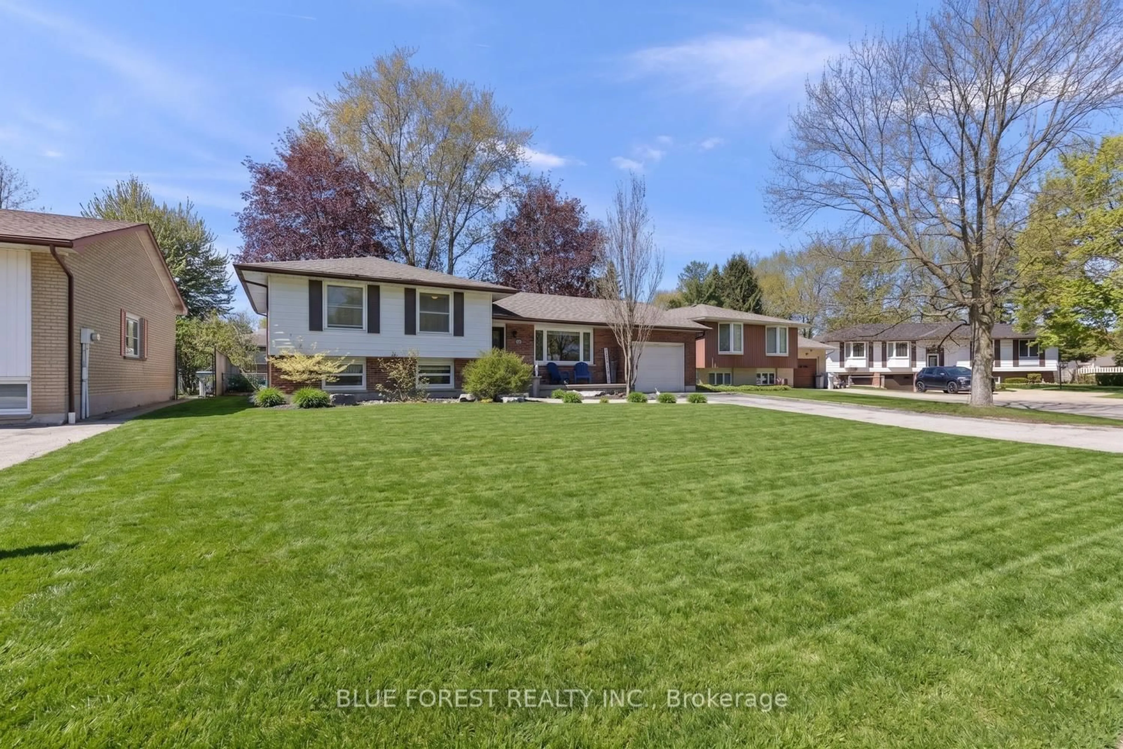 A pic from outside/outdoor area/front of a property/back of a property/a pic from drone, street for 16 Dell Dr, Strathroy-Caradoc Ontario N7G 3N5