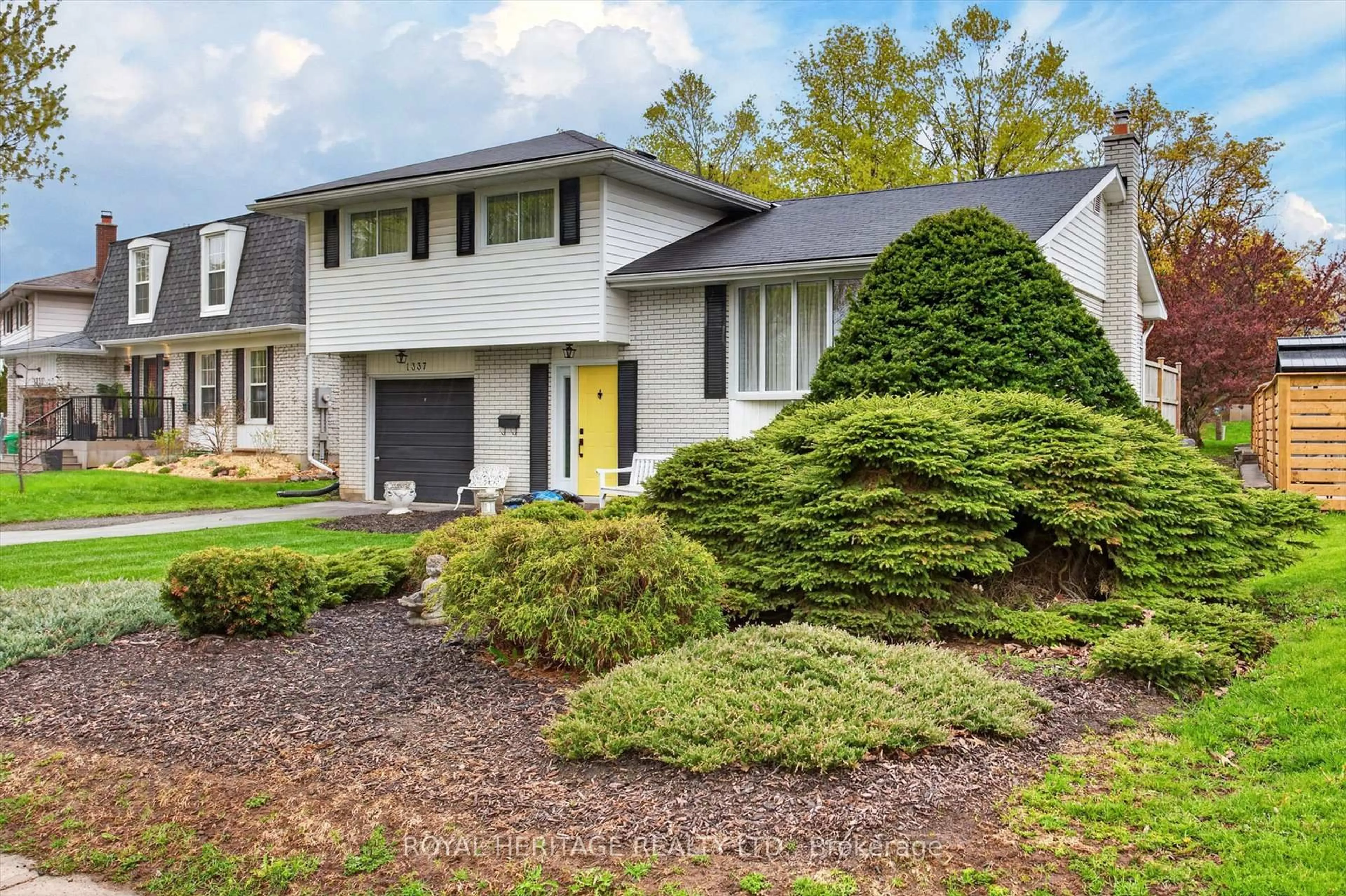 Home with vinyl exterior material, street for 1337 Franklin Dr, Peterborough Ontario K9H 6Z5
