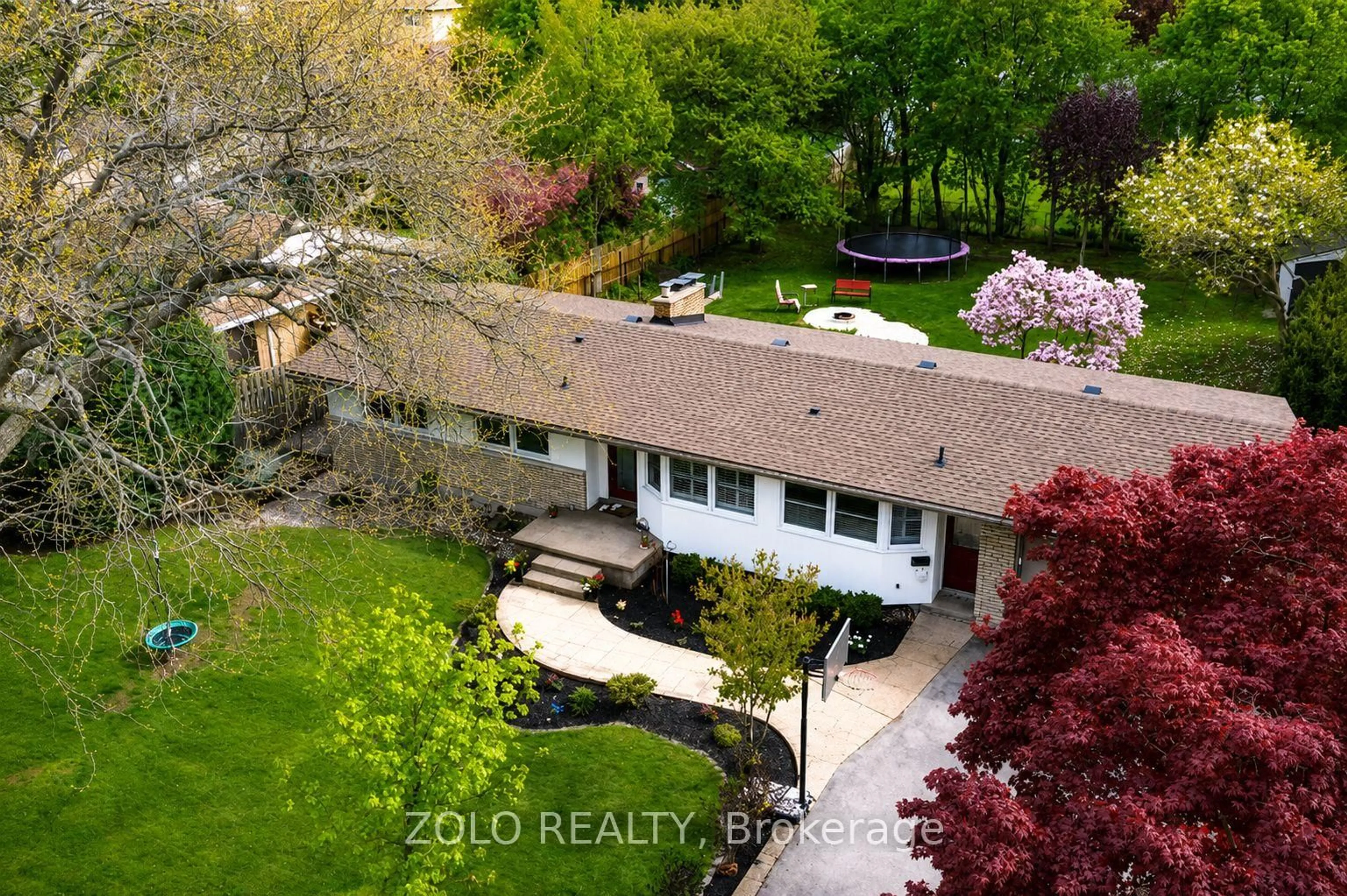 A pic from outside/outdoor area/front of a property/back of a property/a pic from drone, street for 9 Brookside Ave, Grimsby Ontario L3M 1V8