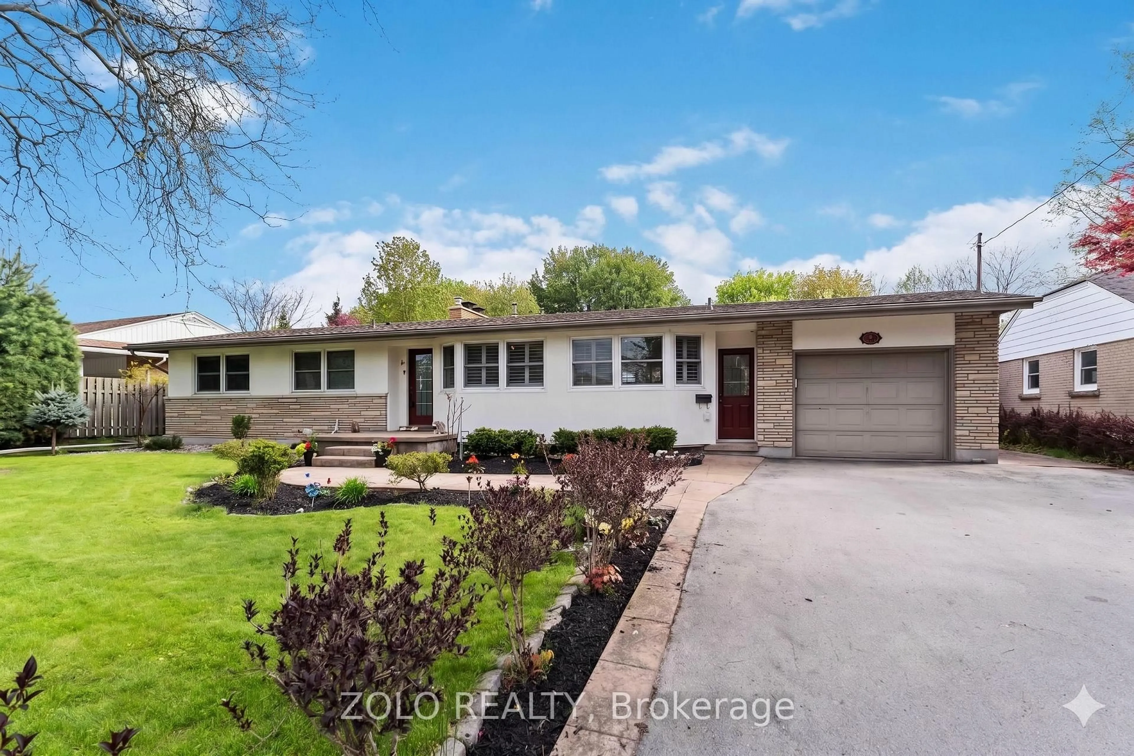 Home with vinyl exterior material, street for 9 Brookside Ave, Grimsby Ontario L3M 1V8
