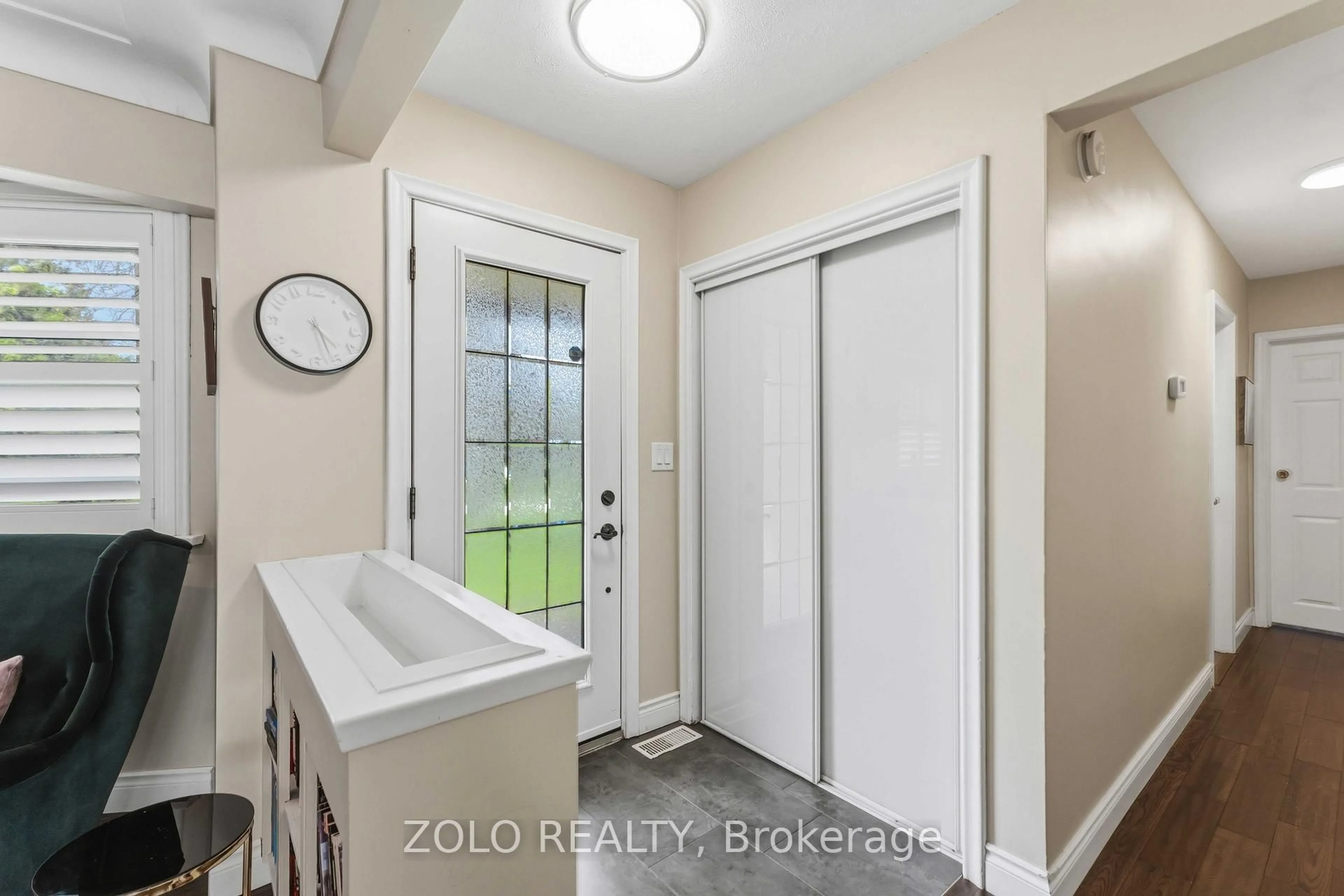 Indoor entryway for 9 Brookside Ave, Grimsby Ontario L3M 1V8