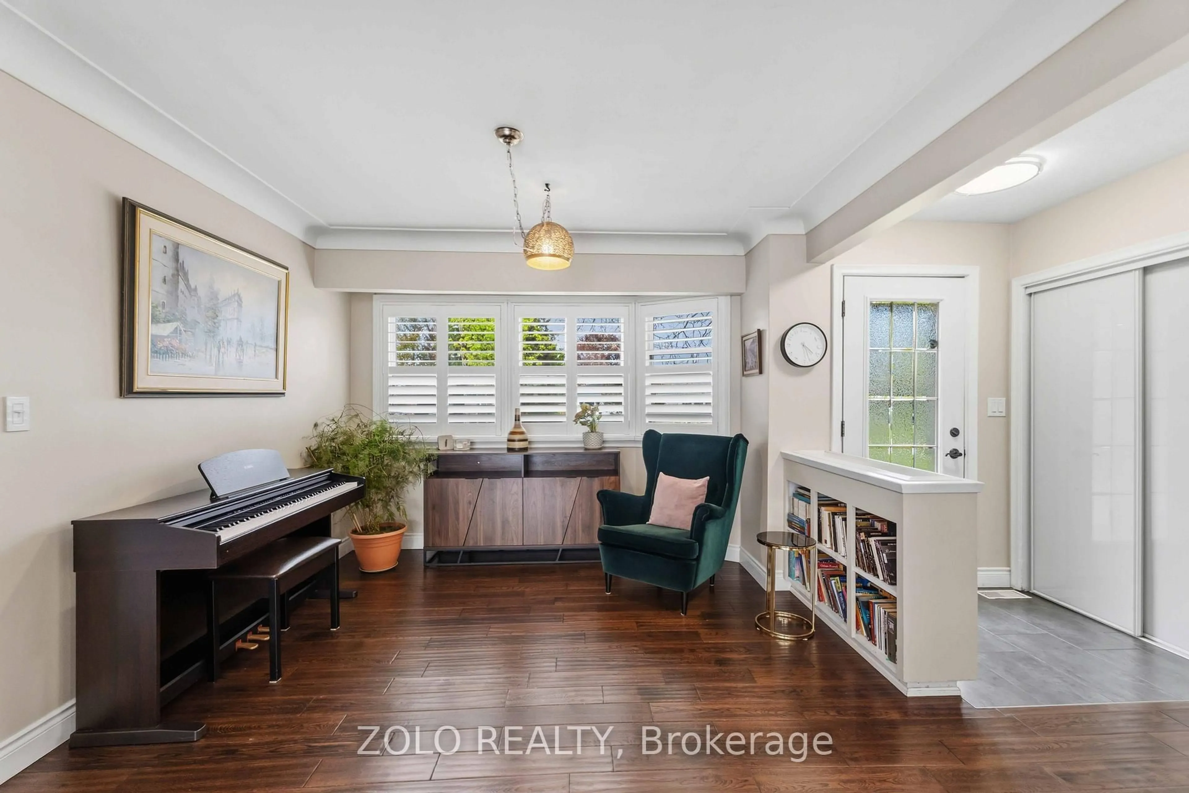 Living room with furniture, unknown for 9 Brookside Ave, Grimsby Ontario L3M 1V8