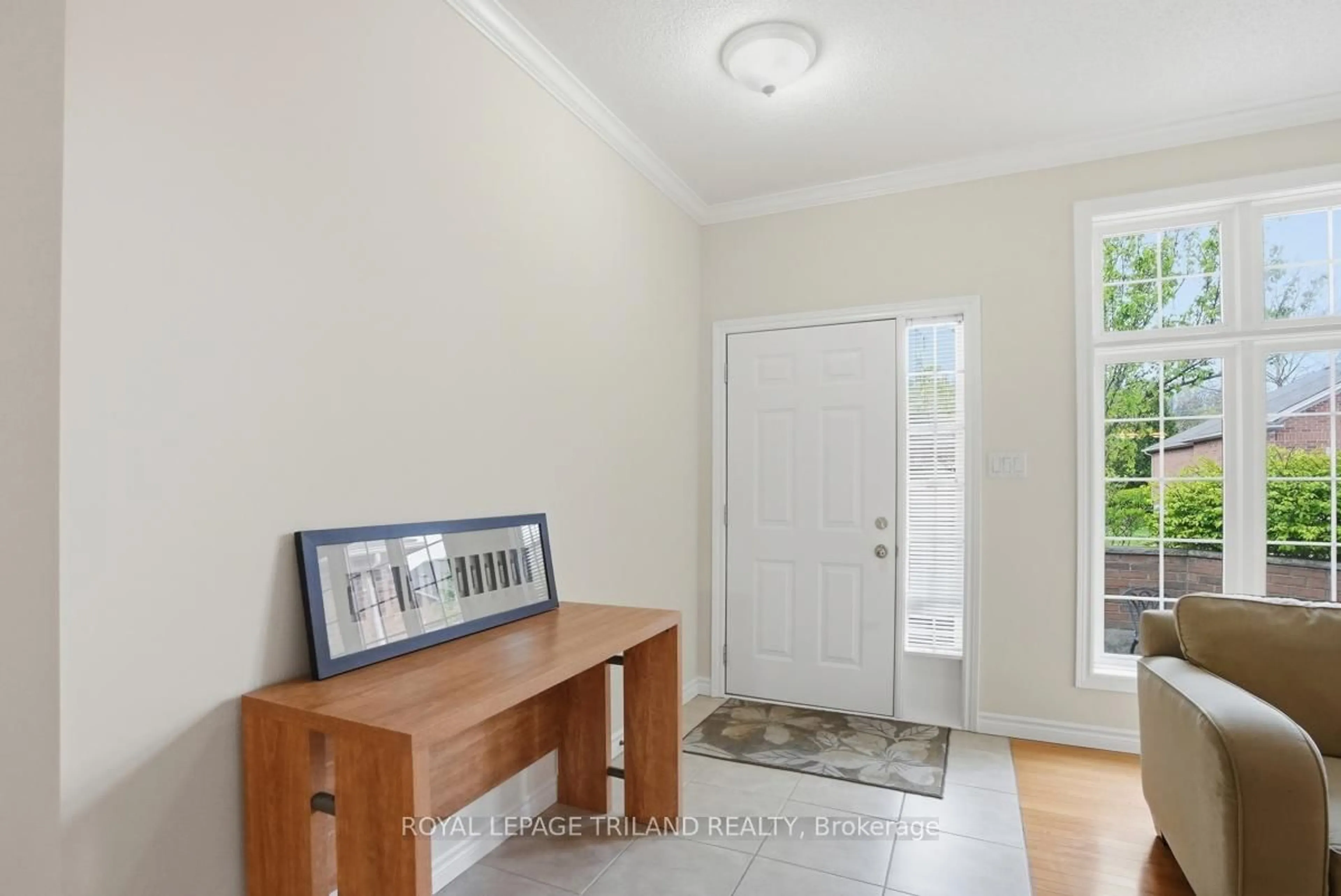 Indoor entryway for 18 Cadeau Terr #43, London South Ontario N6K 4Z1