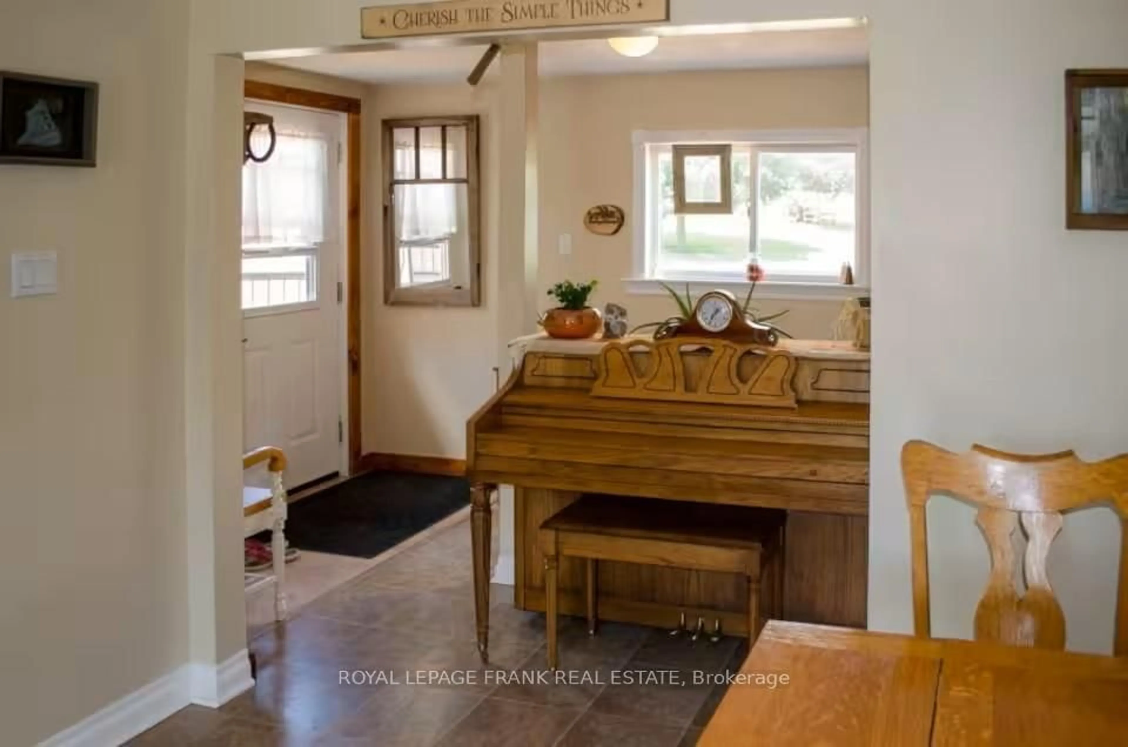 Indoor entryway for 56 Oakdene Cres, Kawartha Lakes Ontario K0M 2C0