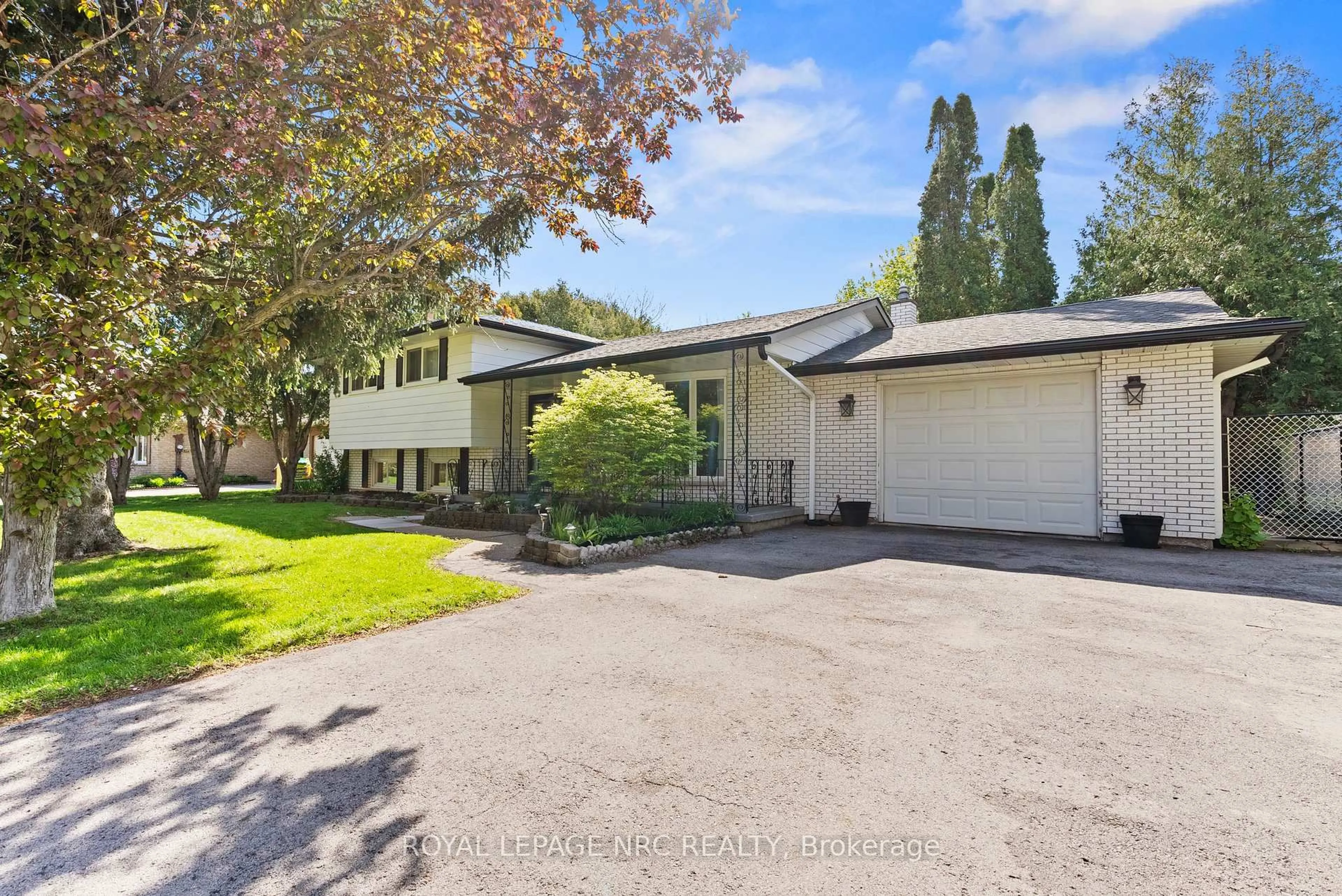A pic from outside/outdoor area/front of a property/back of a property/a pic from drone, street for 21 Upper Canada Dr, Niagara-on-the-Lake Ontario L0S 1J0