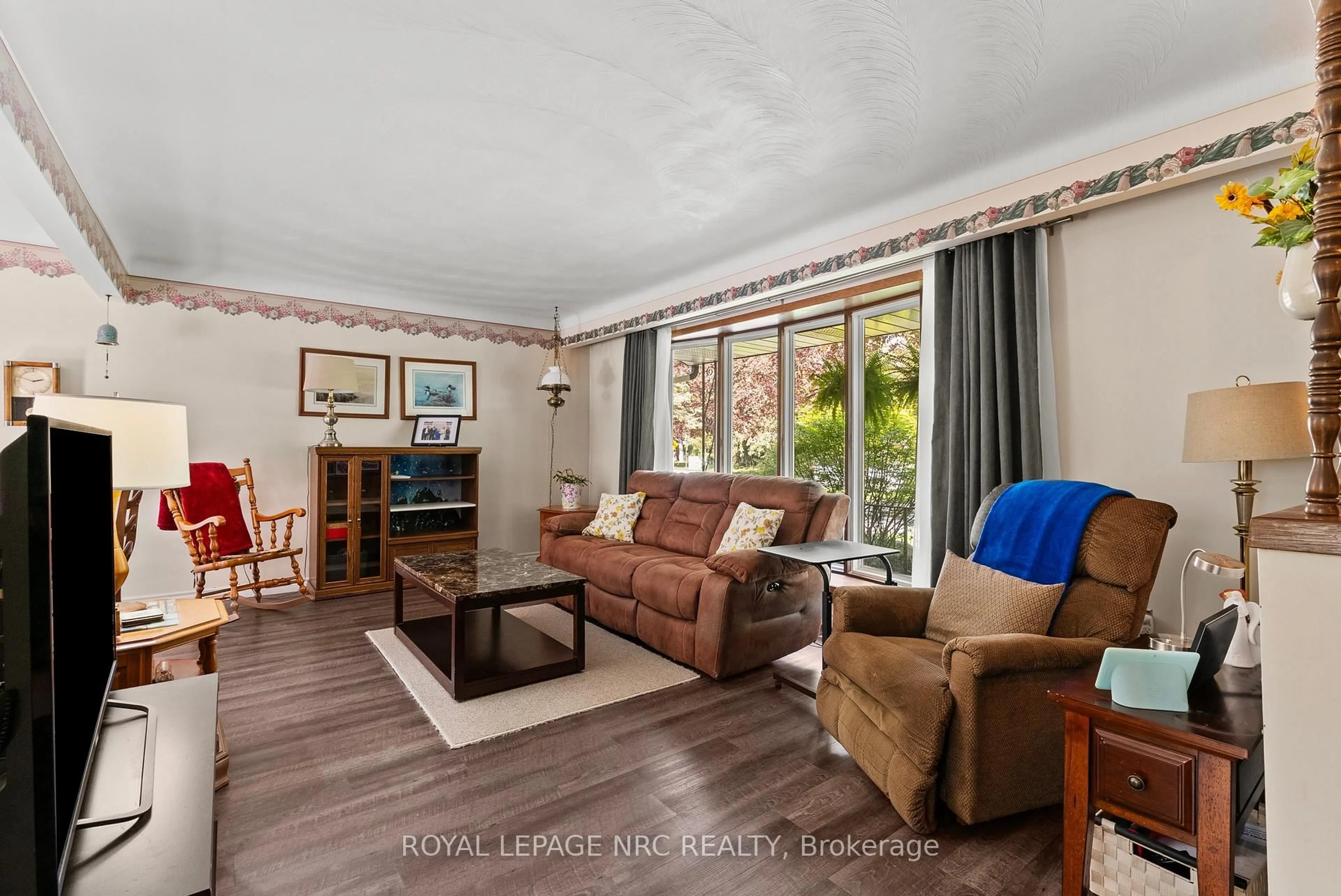 Living room with furniture, unknown for 21 Upper Canada Dr, Niagara-on-the-Lake Ontario L0S 1J0