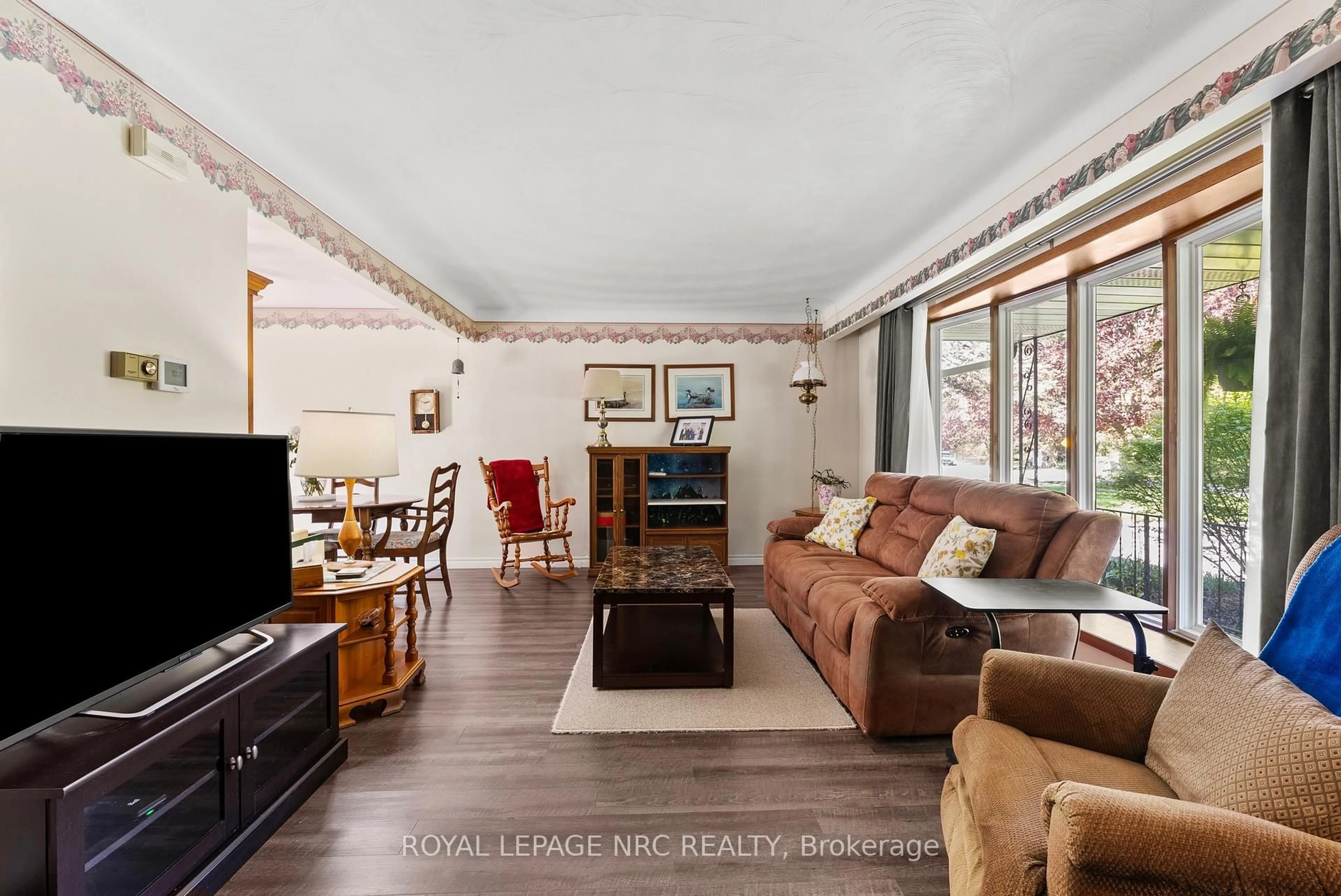 Living room with furniture, unknown for 21 Upper Canada Dr, Niagara-on-the-Lake Ontario L0S 1J0