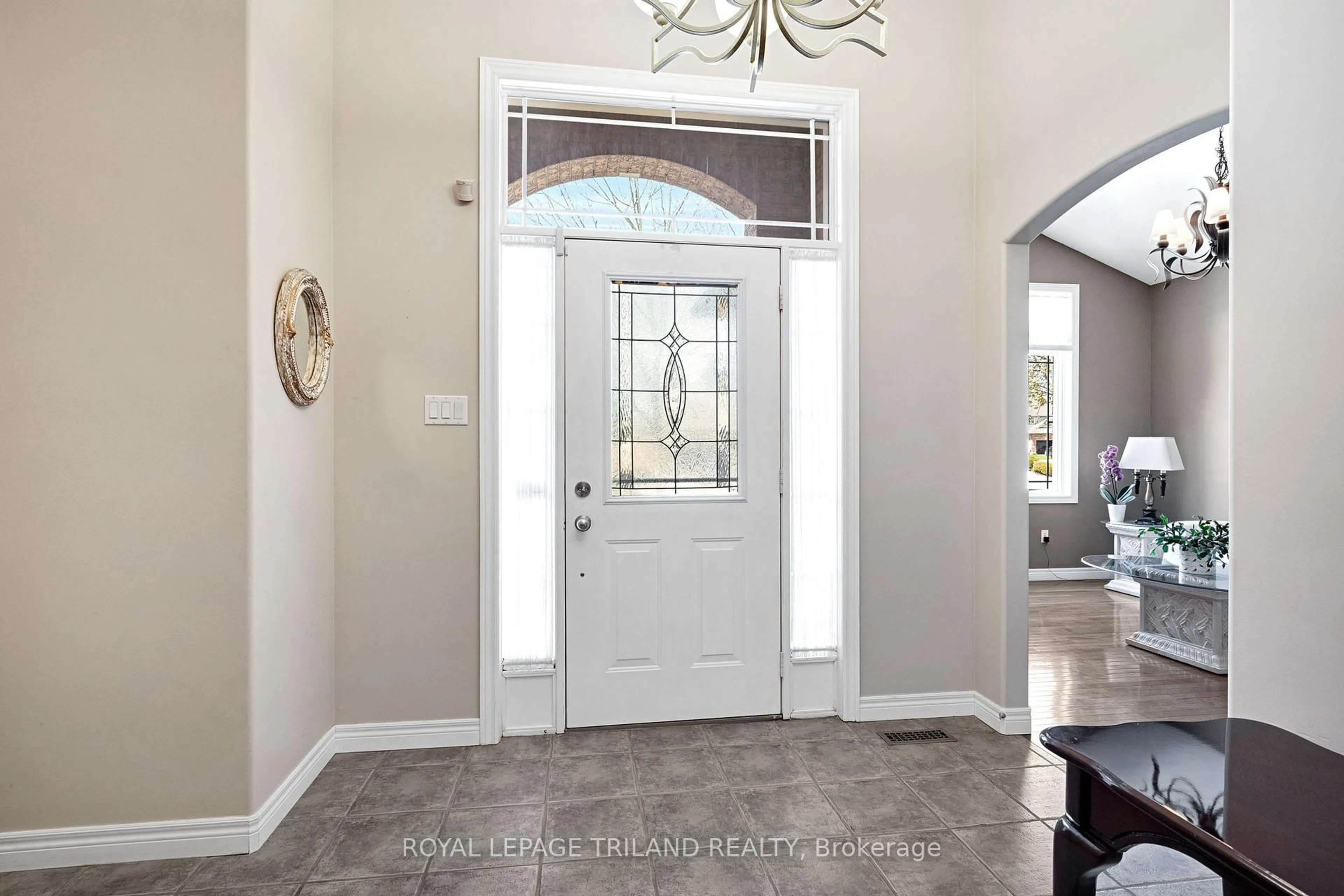 Indoor entryway for 998 Gabor St, London South Ontario N6K 4V5