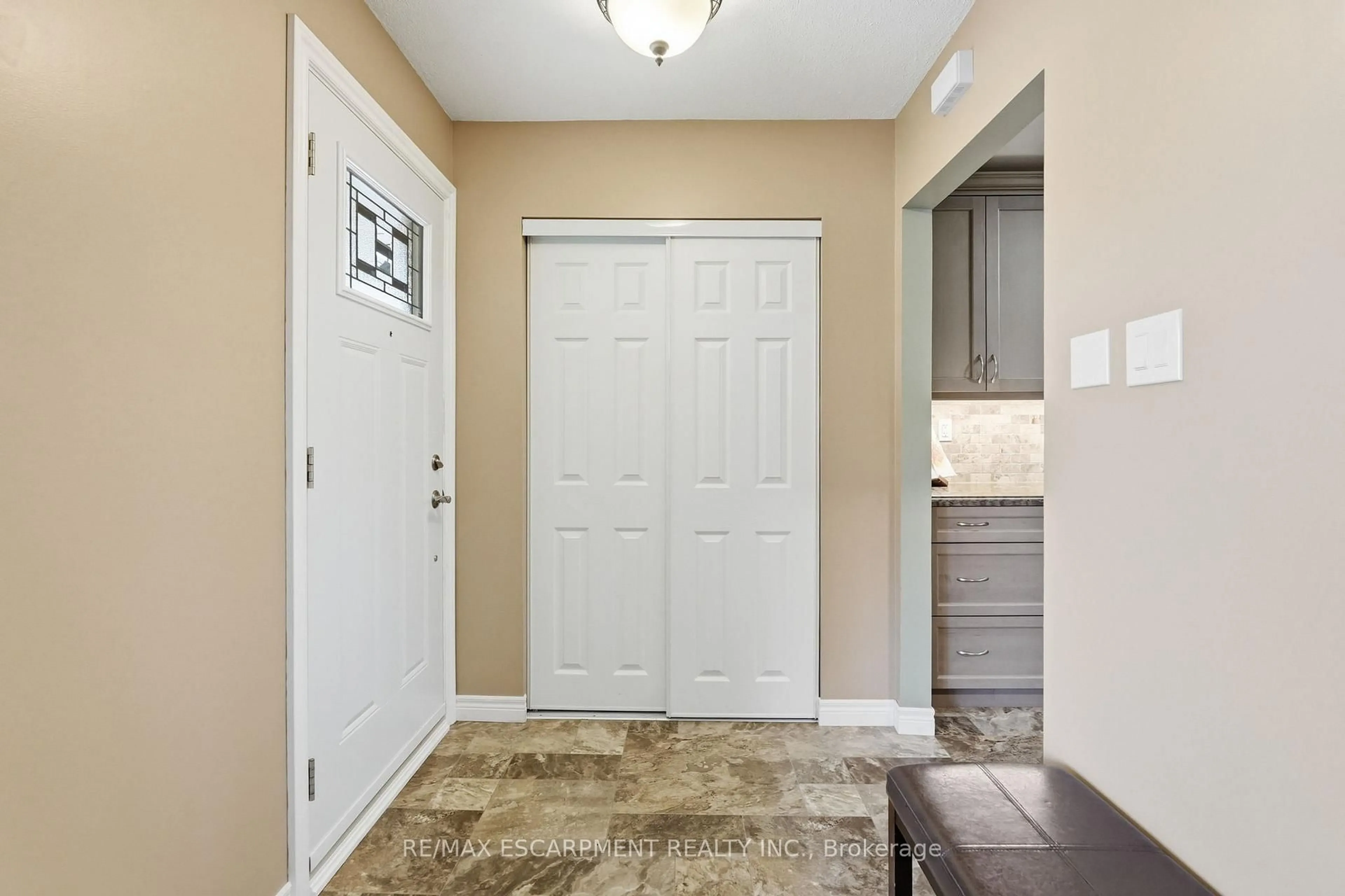 Indoor entryway for 300 Eaglewood Dr, Hamilton Ontario L8W 1T5