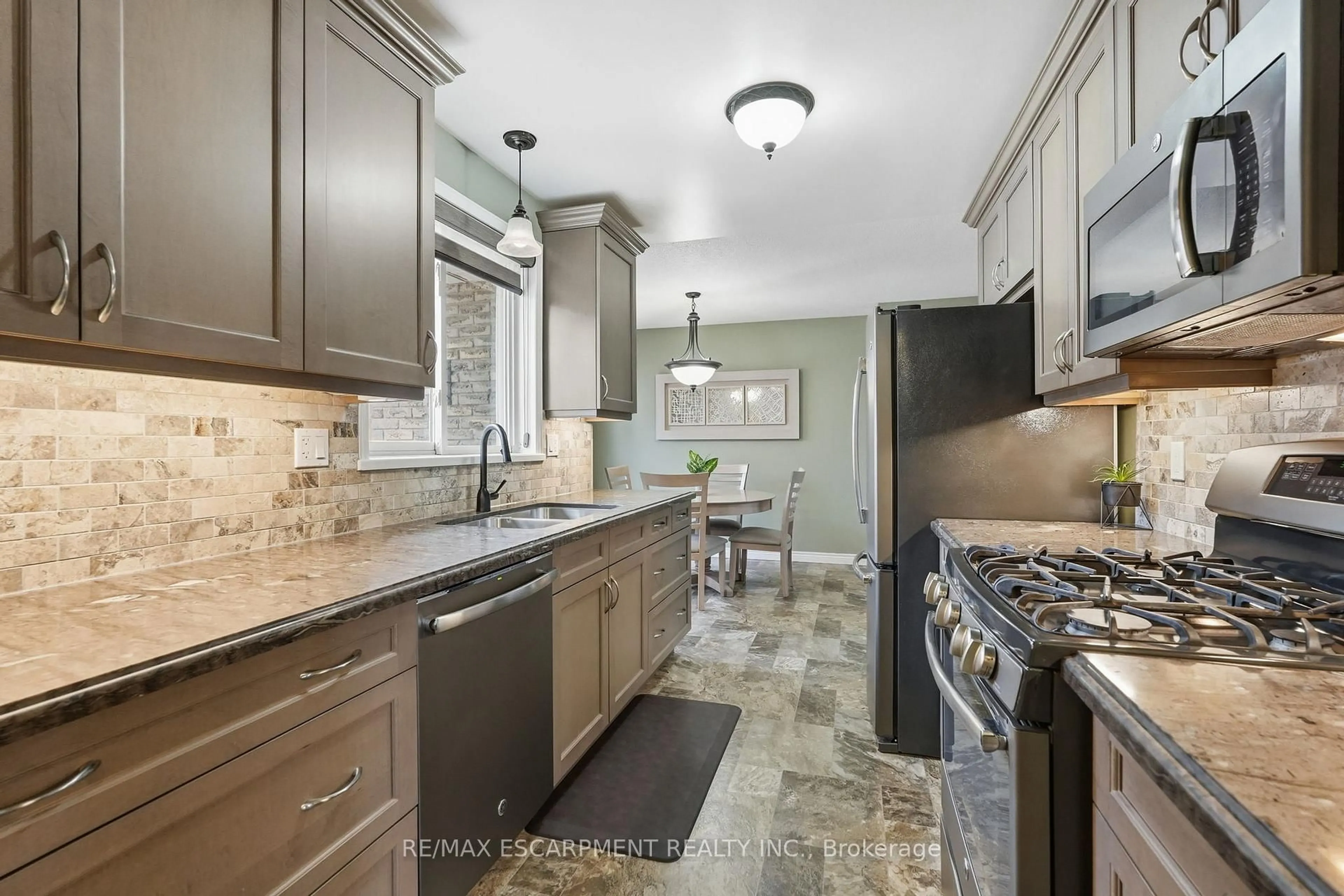Open concept kitchen, ceramic/tile floor for 300 Eaglewood Dr, Hamilton Ontario L8W 1T5