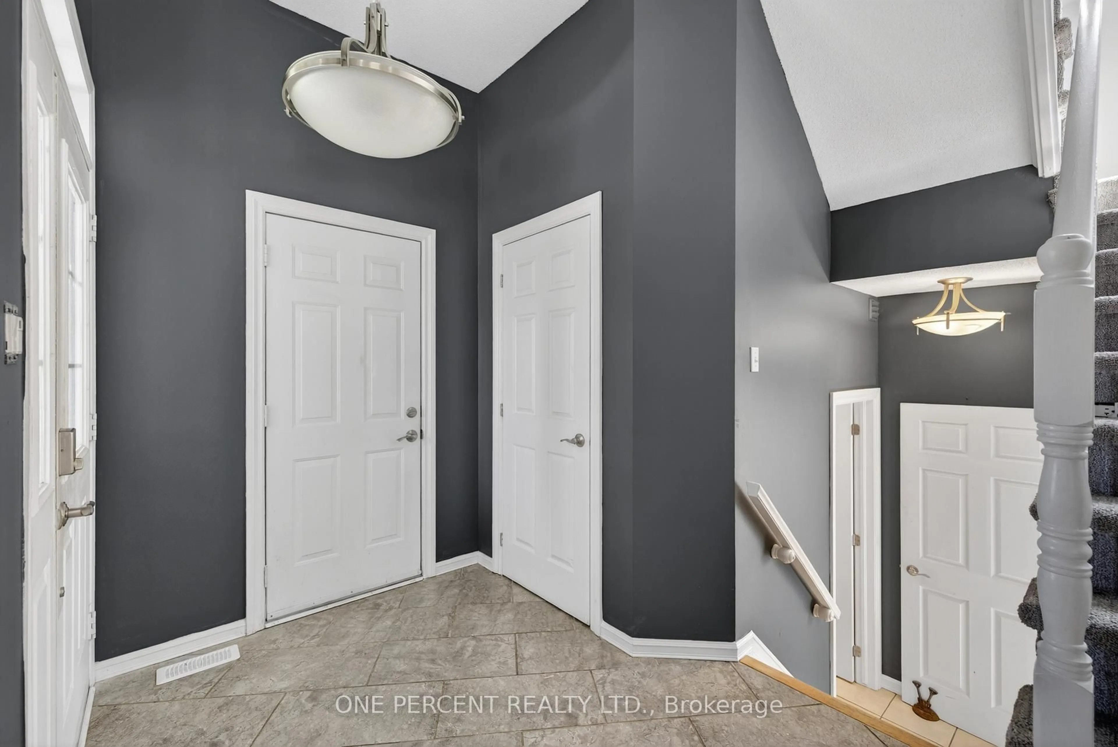 Indoor entryway for 1800 Nicolet Way, Ottawa Ontario K4A 3T7