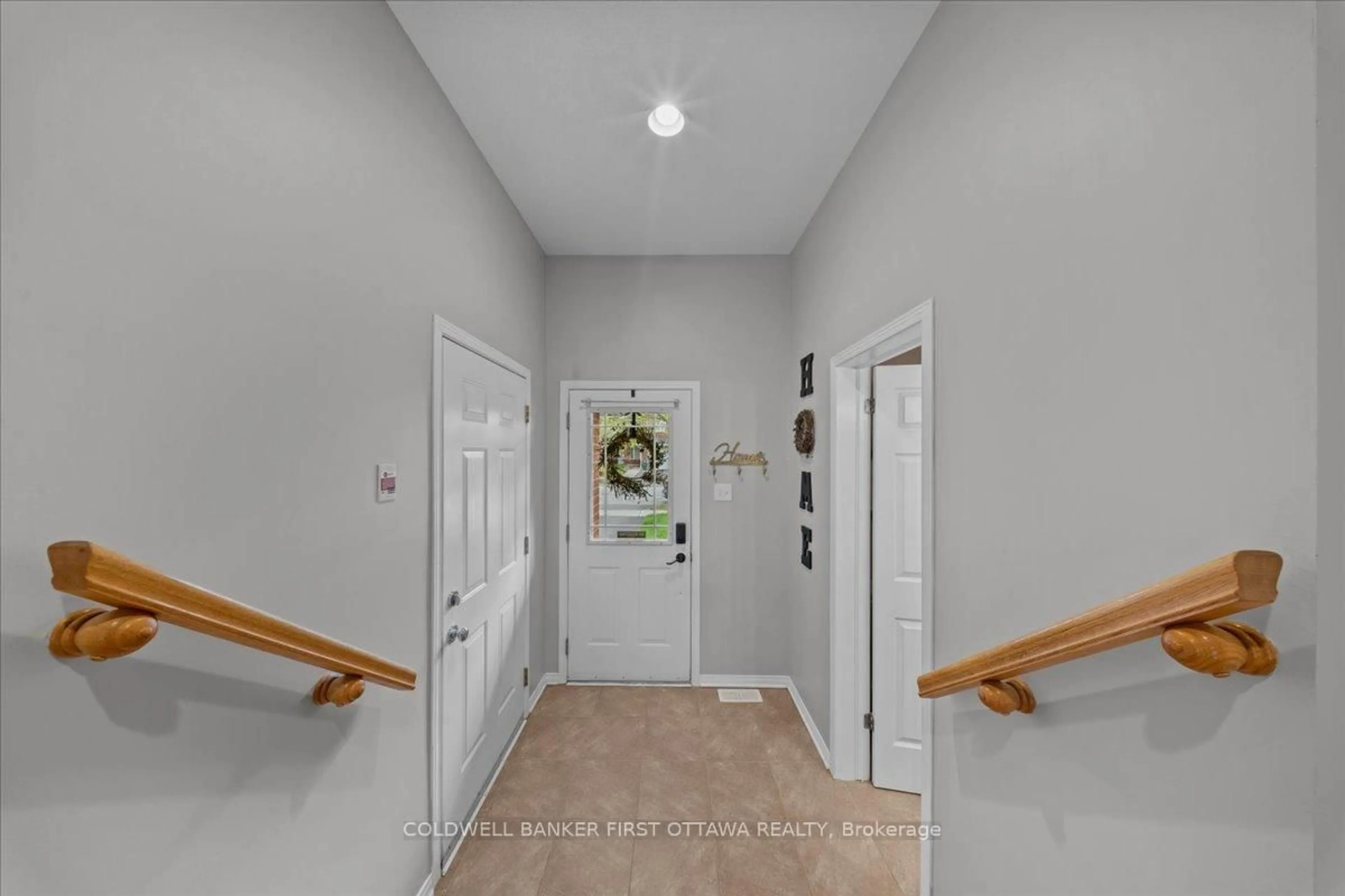 Indoor entryway for 218 Flamborough Way, Ottawa Ontario K2W 1G5