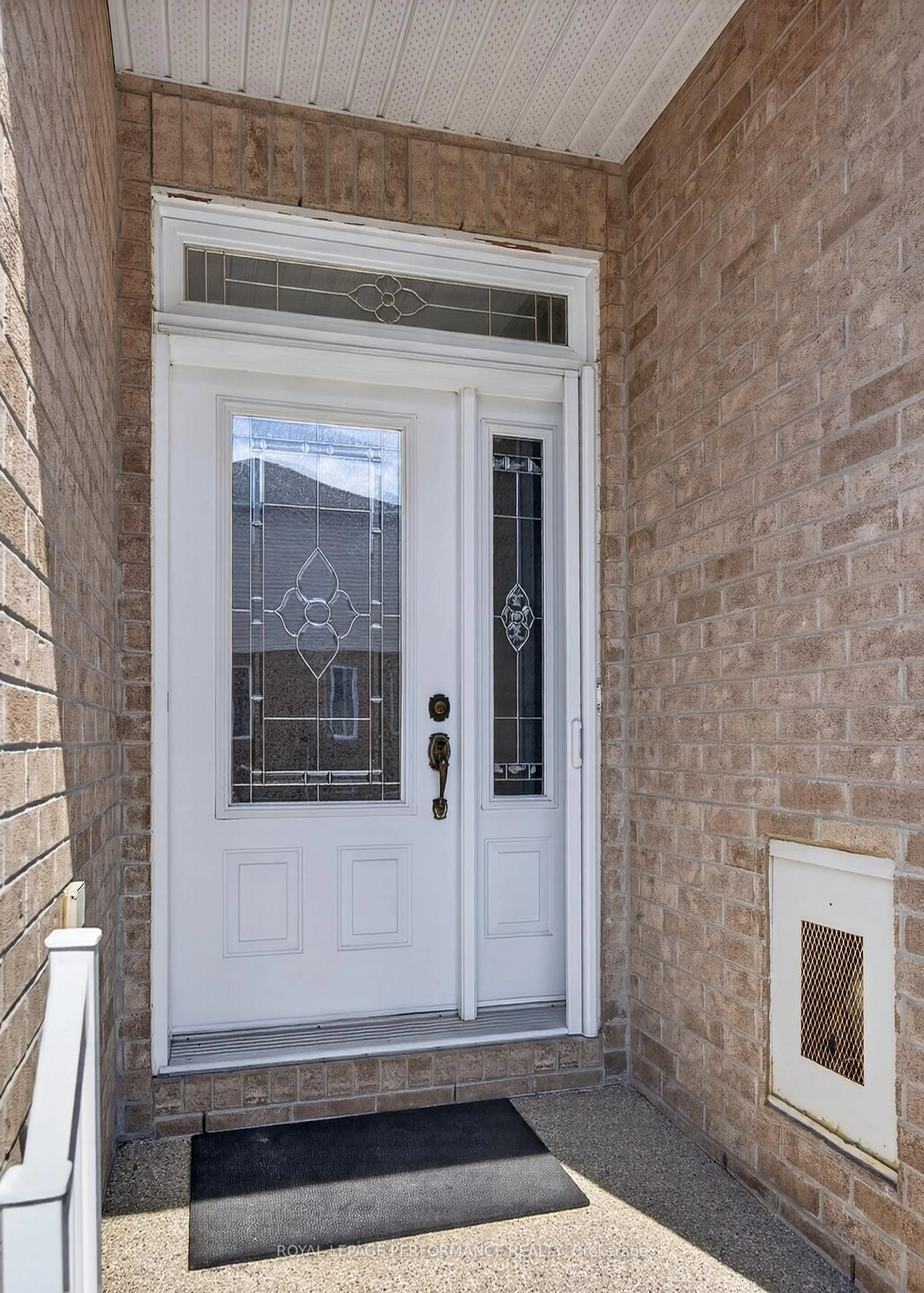 Indoor entryway for 18 Chapelier Private, Orleans Ontario K1E 3Y1